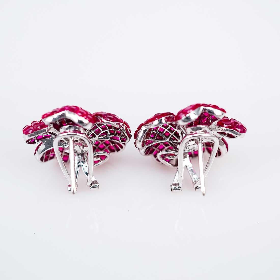 Quadrato Orecchini a clip in oro bianco 18 carati con rubino invisibile e diamanti in vendita