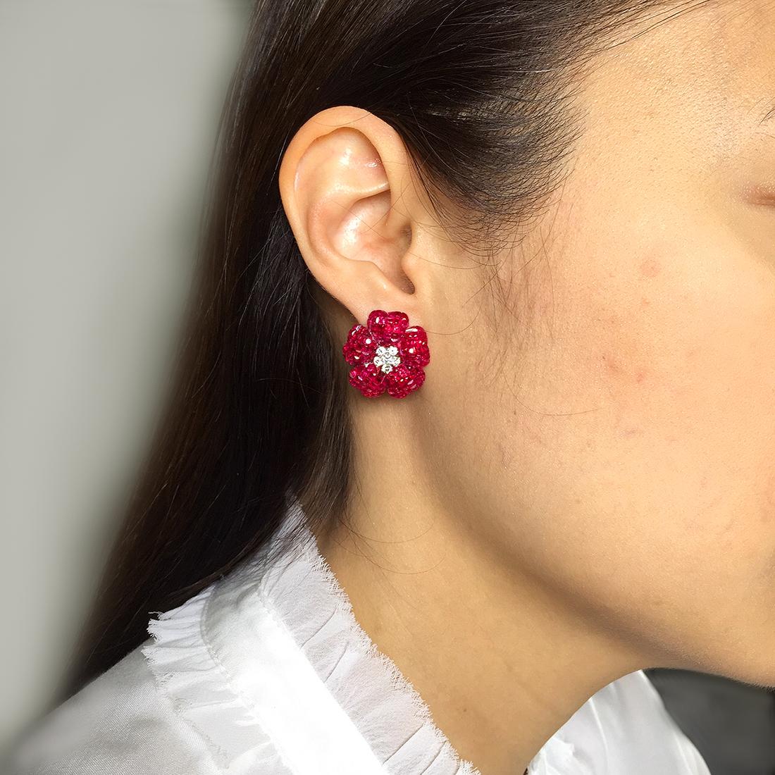 Donna Orecchini a clip in oro bianco 18 carati con rubino invisibile e diamanti in vendita