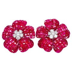 Pendientes de clip de oro blanco de 18 quilates con rubíes y diamantes invisibles