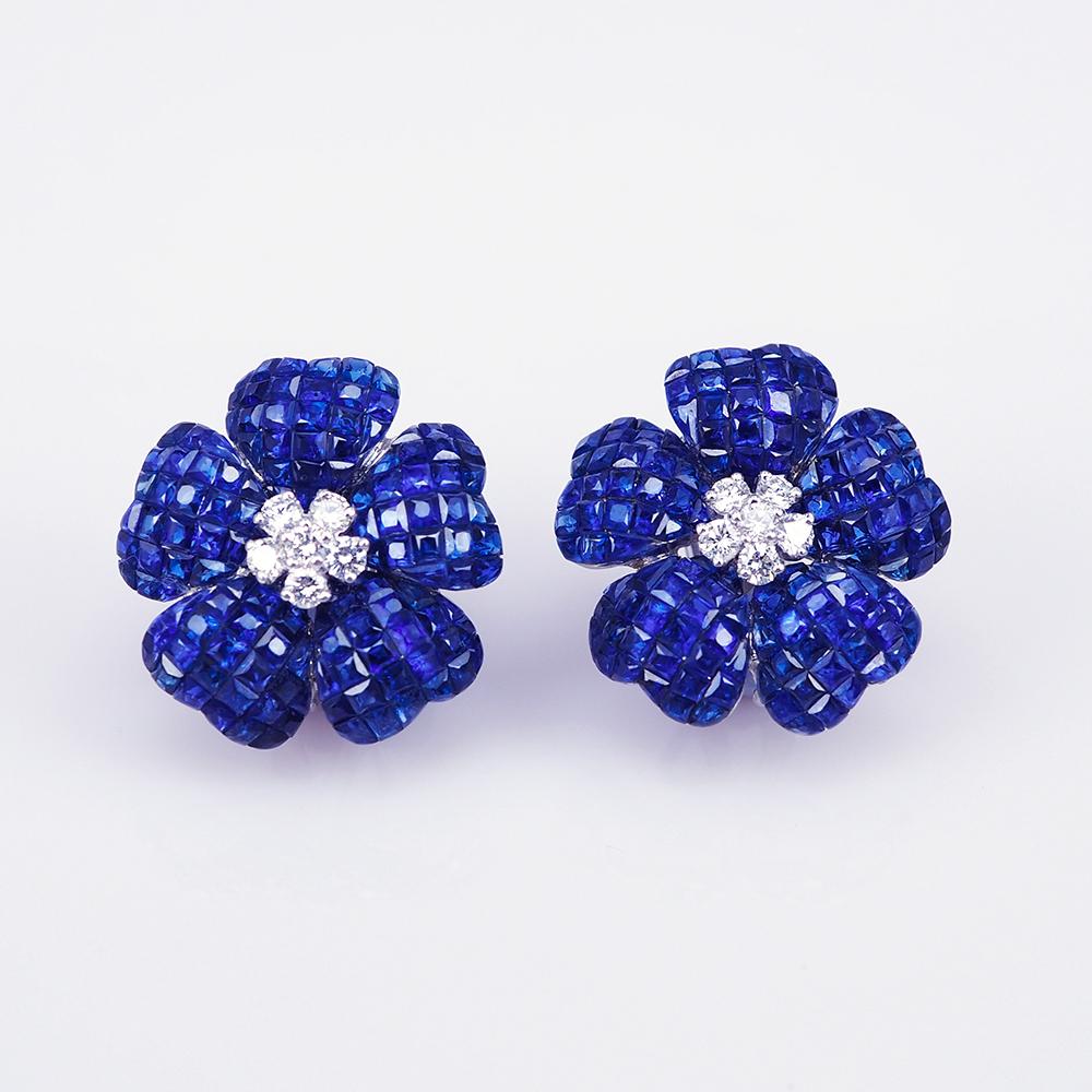 Boucles d'oreilles clips en or blanc 18 carats saphir invisible et diamant

Nous utilisons des saphirs de qualité supérieure qui sont sertis de manière invisible. Nous posons la pierre à la perfection car nous sommes des professionnels de ce type de