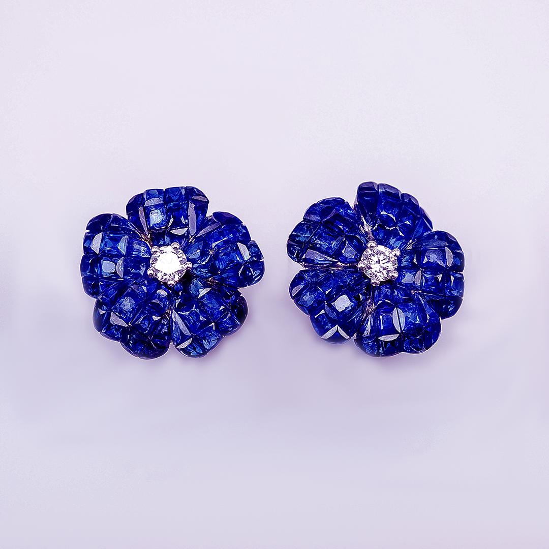 Un delizioso orecchino a perno con zaffiro che puoi usare per tutti i giorni. Per la nostra montatura invisibile utilizziamo zaffiri di altissima qualità. È un blu dolce e molto scintillante. L'invisibile è una tecnica di alto livello: incastoniamo