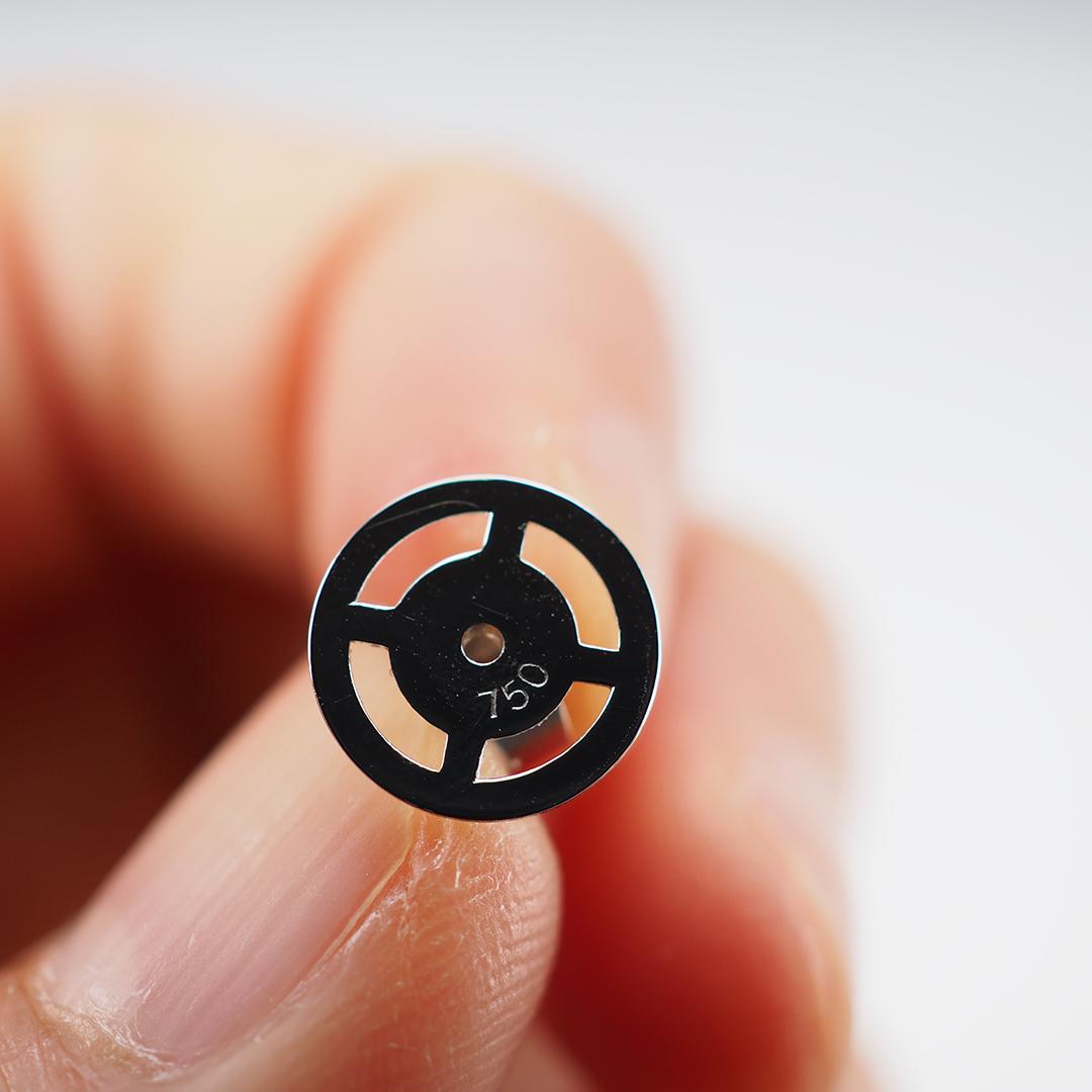 Donna Orecchini con fiore di zaffiro invisibile in oro bianco 18 carati in vendita