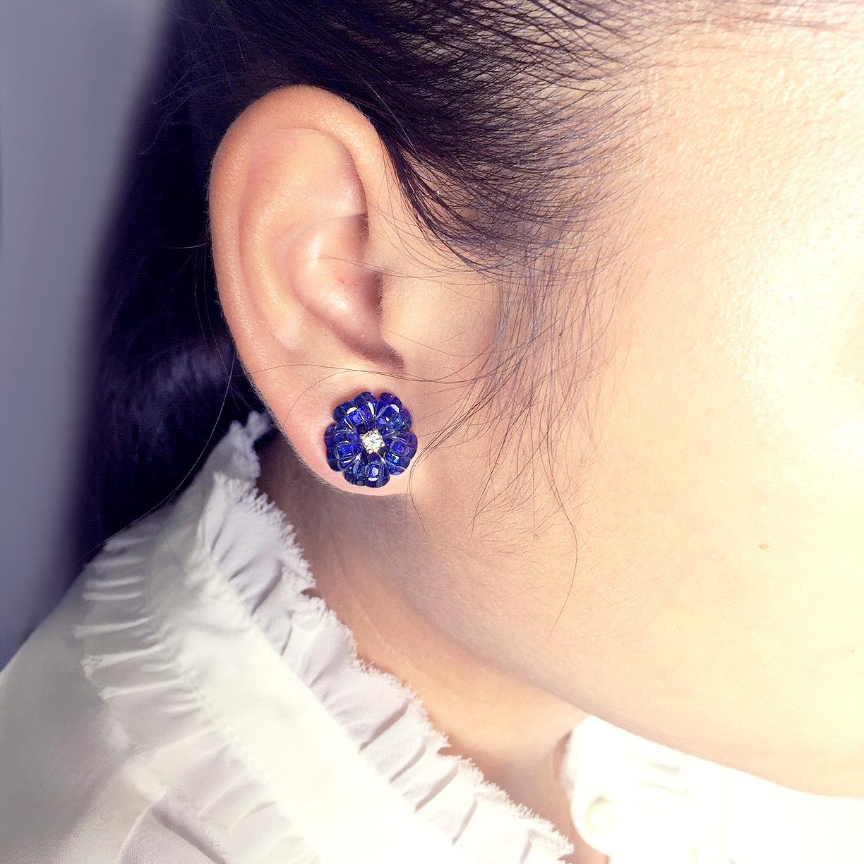 Orecchini con fiore di zaffiro invisibile in oro bianco 18 carati in vendita 1