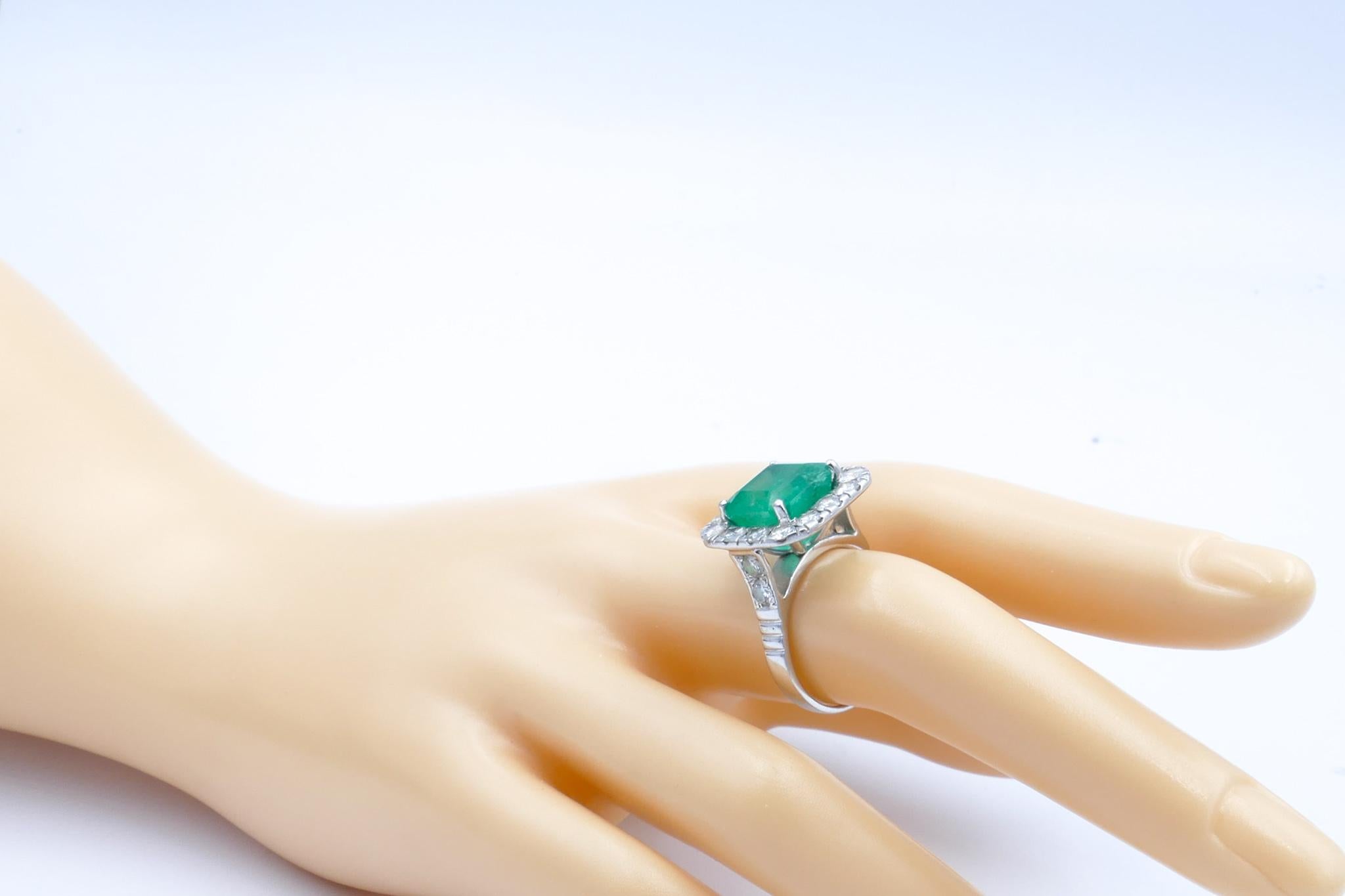 18 Carat White Gold Large Emerald and Diamond Cocktail Ring In Excellent Condition For Sale In Splitter's Creek, NSW
