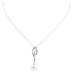 18 carat white gold necklace with a pendant with a pearl and 5 diamonds