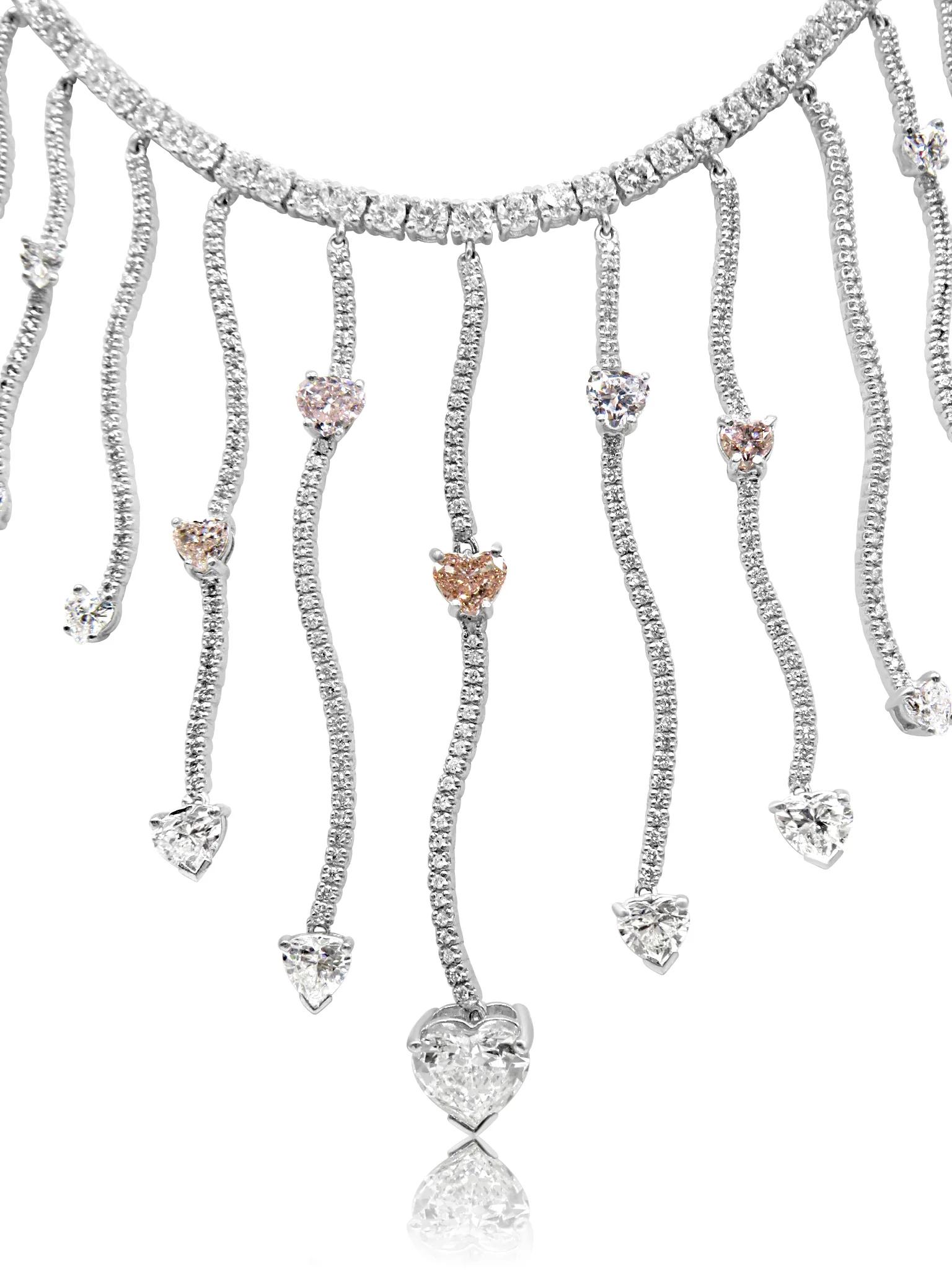 Faites l'expérience du luxe avec le collier en or blanc 18ct fait main de Whiting, mettant en valeur de gros diamants arc-en-ciel en forme de cœur dans des teintes grises, roses, blanches et cognac. Conçu dans un style cascade époustouflant, ce