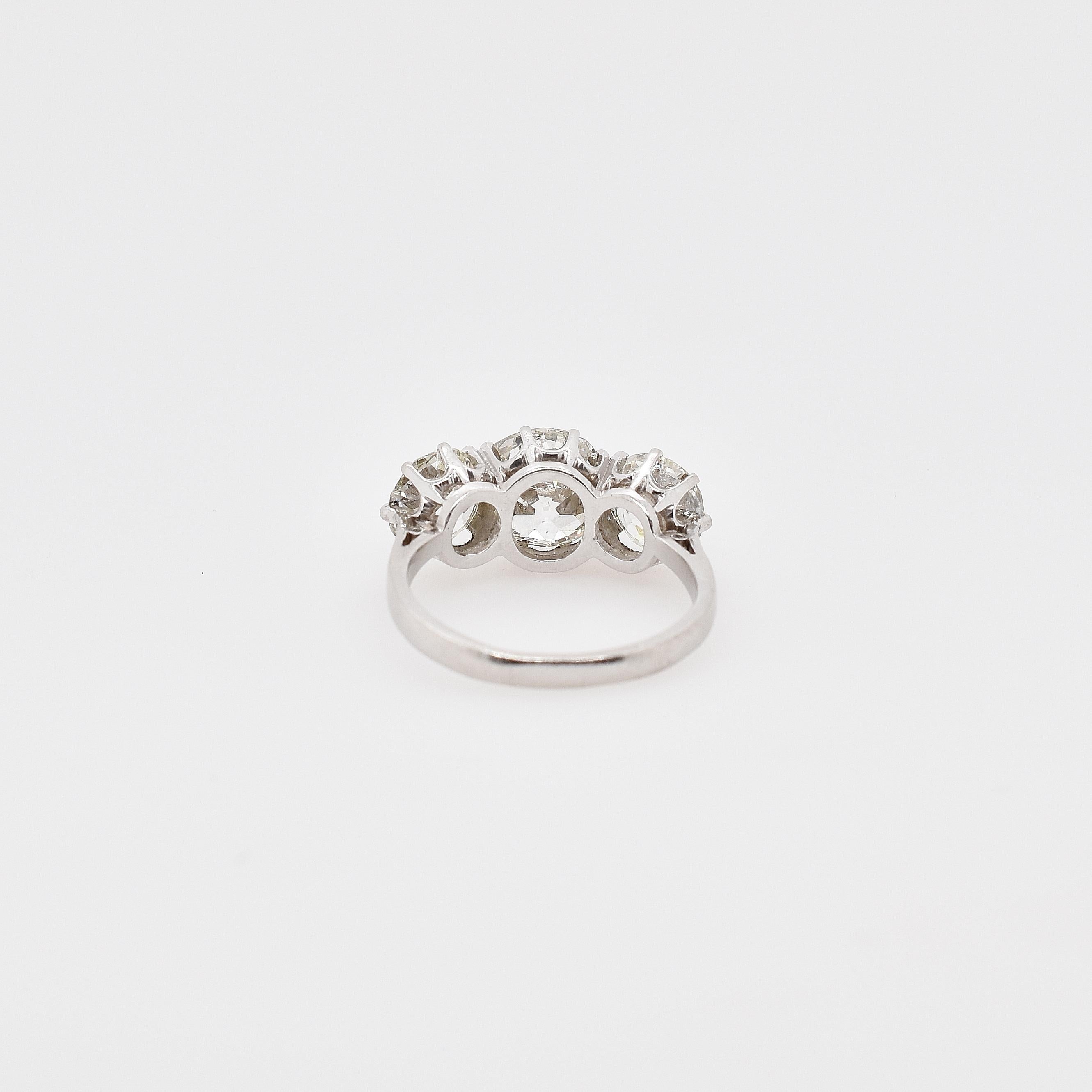 18 Carat White Gold Old Cut Diamond Three-Stone Ring (Art déco)