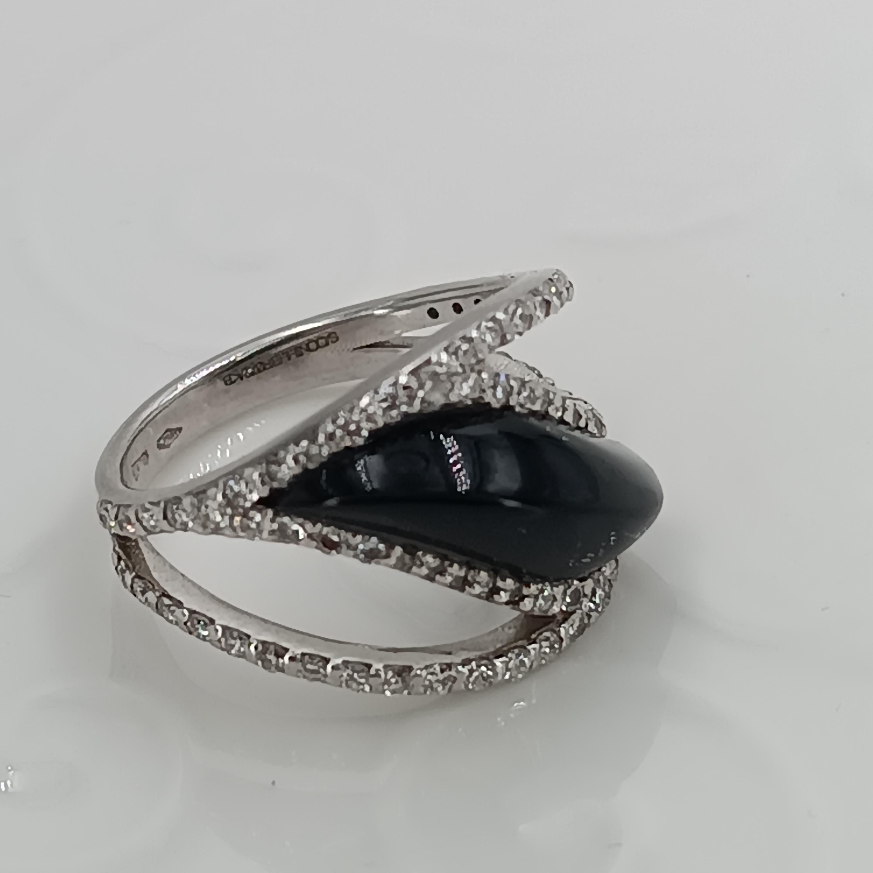 This wonderful Leo Milano Cocktail Ring from our Cairoli collection shows in every detail a very complicate yet perfectly done workmanship. The Cocktail Ring in 18 carat white gold . with onyx The object weights 5,18  grams and the  diamonds are