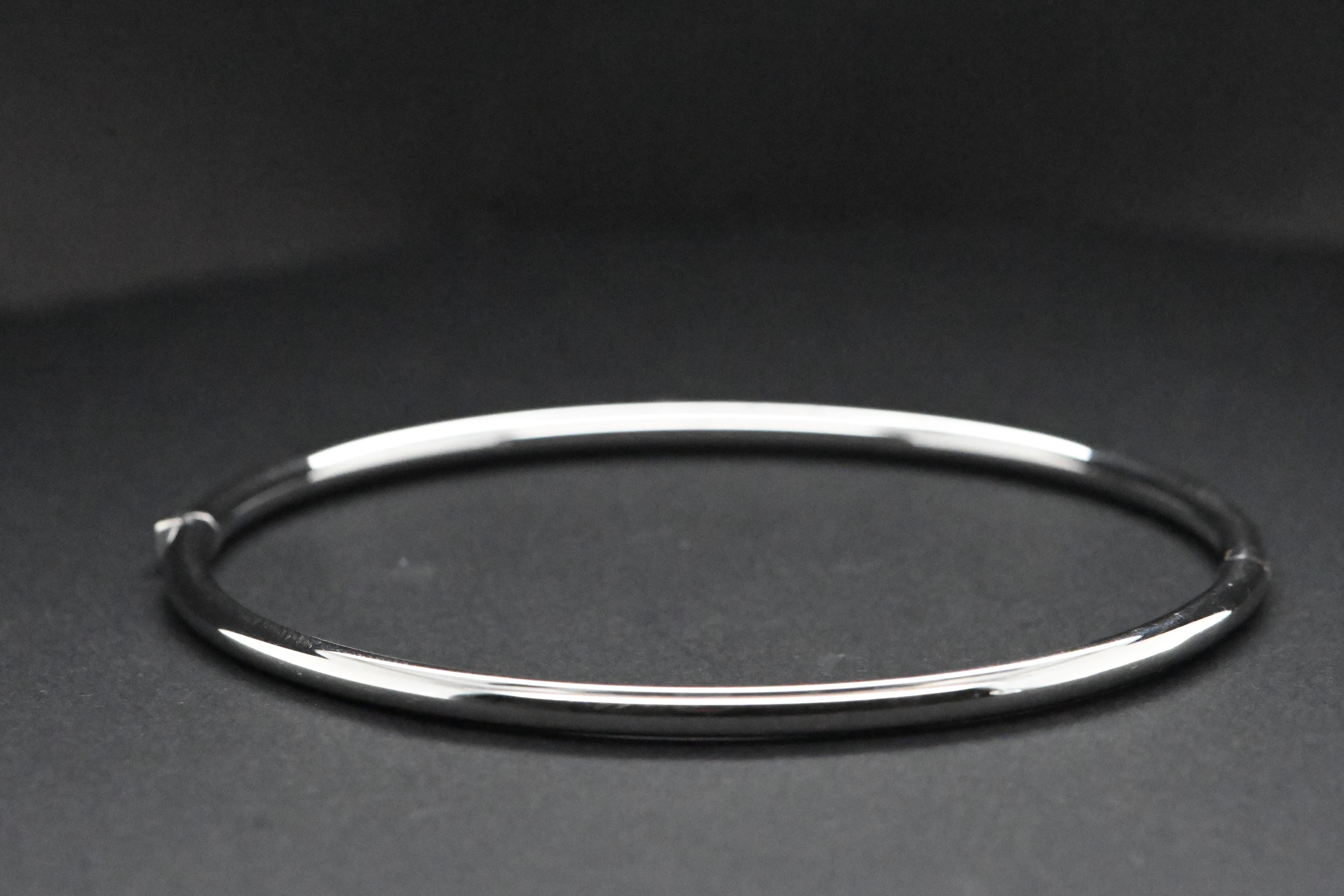 This 18-carat white gold bracelet is an elegant and refined piece, ideal for any occasion. Weighing 8.4 g, it features a master hallmark certifying the quality of the 750 thousandths gold, ensuring its authenticity and value.

With a delicate