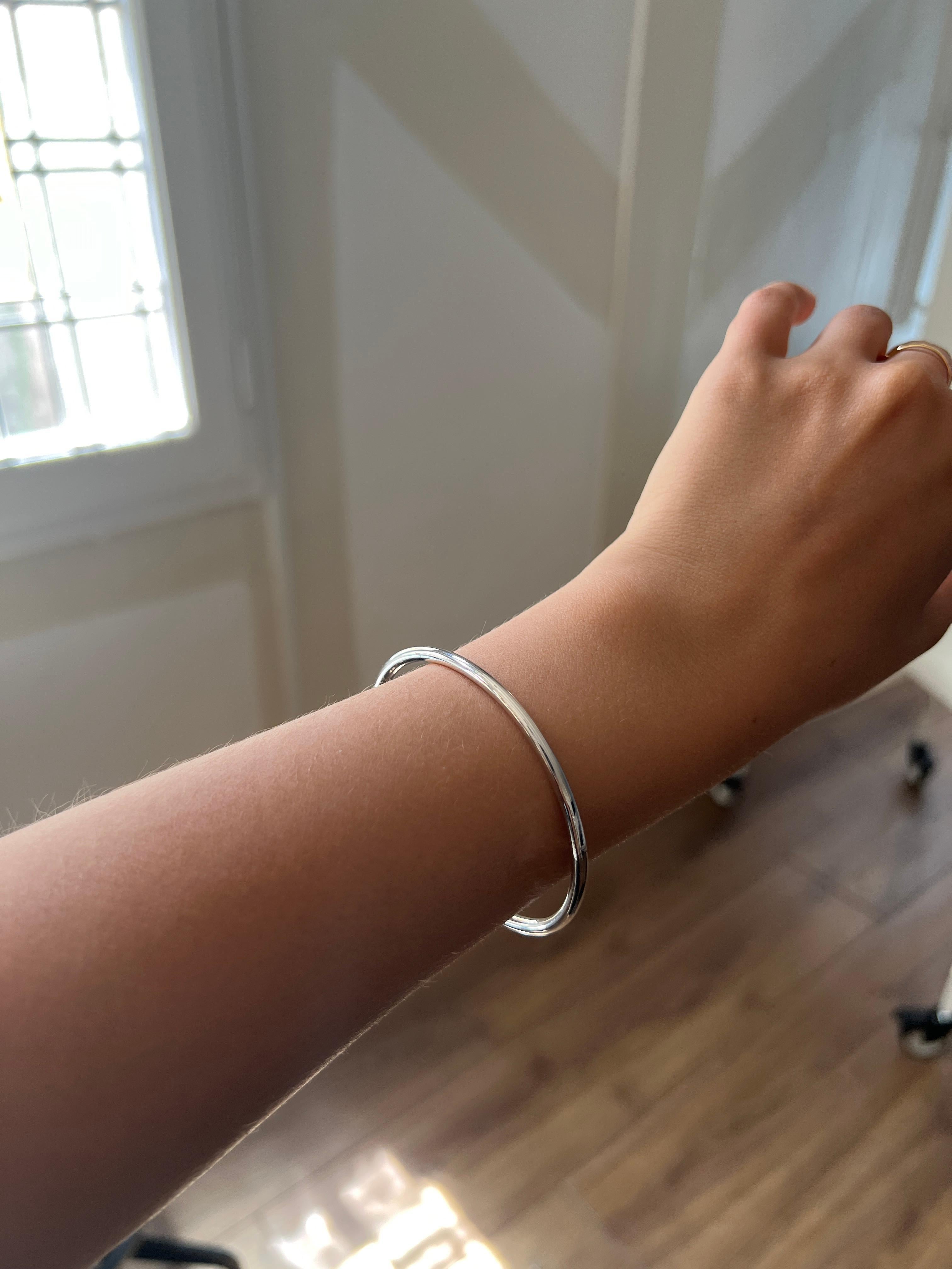 18 Carat White Gold Oval Wedding Band Bracelet For Sale 1