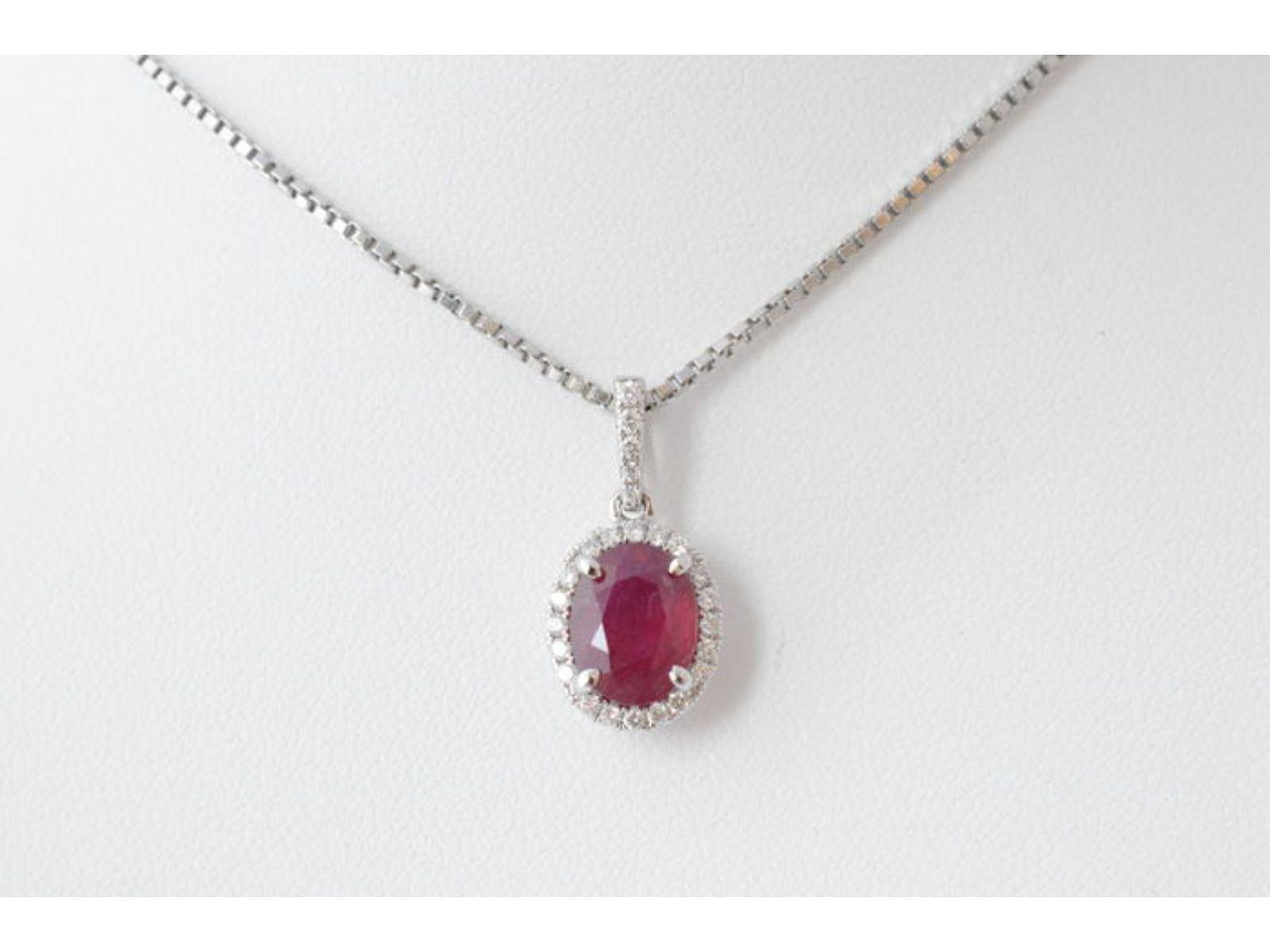 Il pendente in oro bianco 18 carati con diamanti e rubino è un magnifico gioiello che unisce lusso e raffinatezza. Caratterizzato da un vibrante rubino rosso circondato da un'aureola di diamanti scintillanti, questo ciondolo catturerà sicuramente lo
