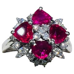 Anillo de oro blanco de 18 quilates, 4 corazones de rubíes y pavé de diamantes