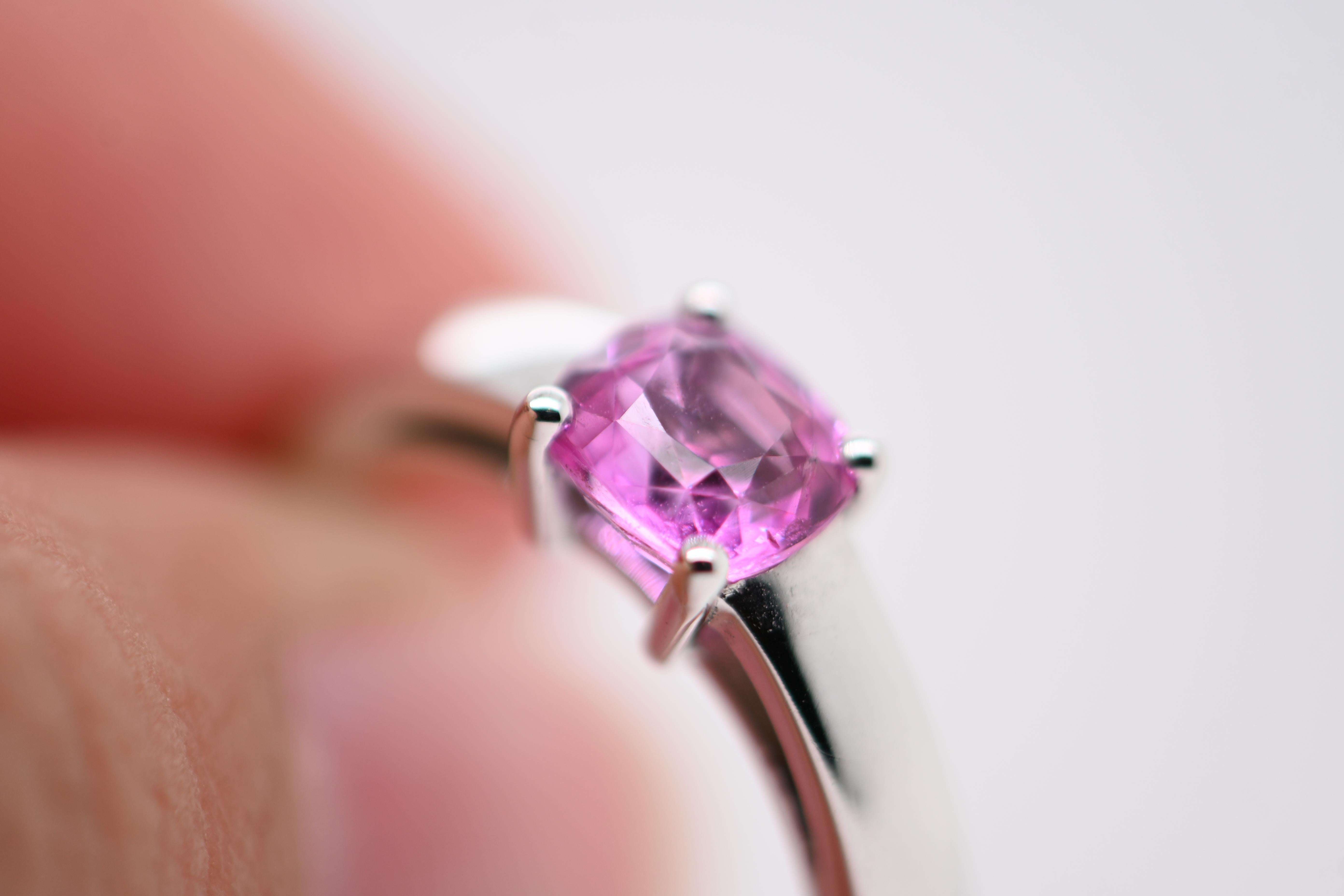 Ring aus 18 Karat Weißgold, geschmückt mit einem rosa Saphir (Radiantschliff) im Angebot