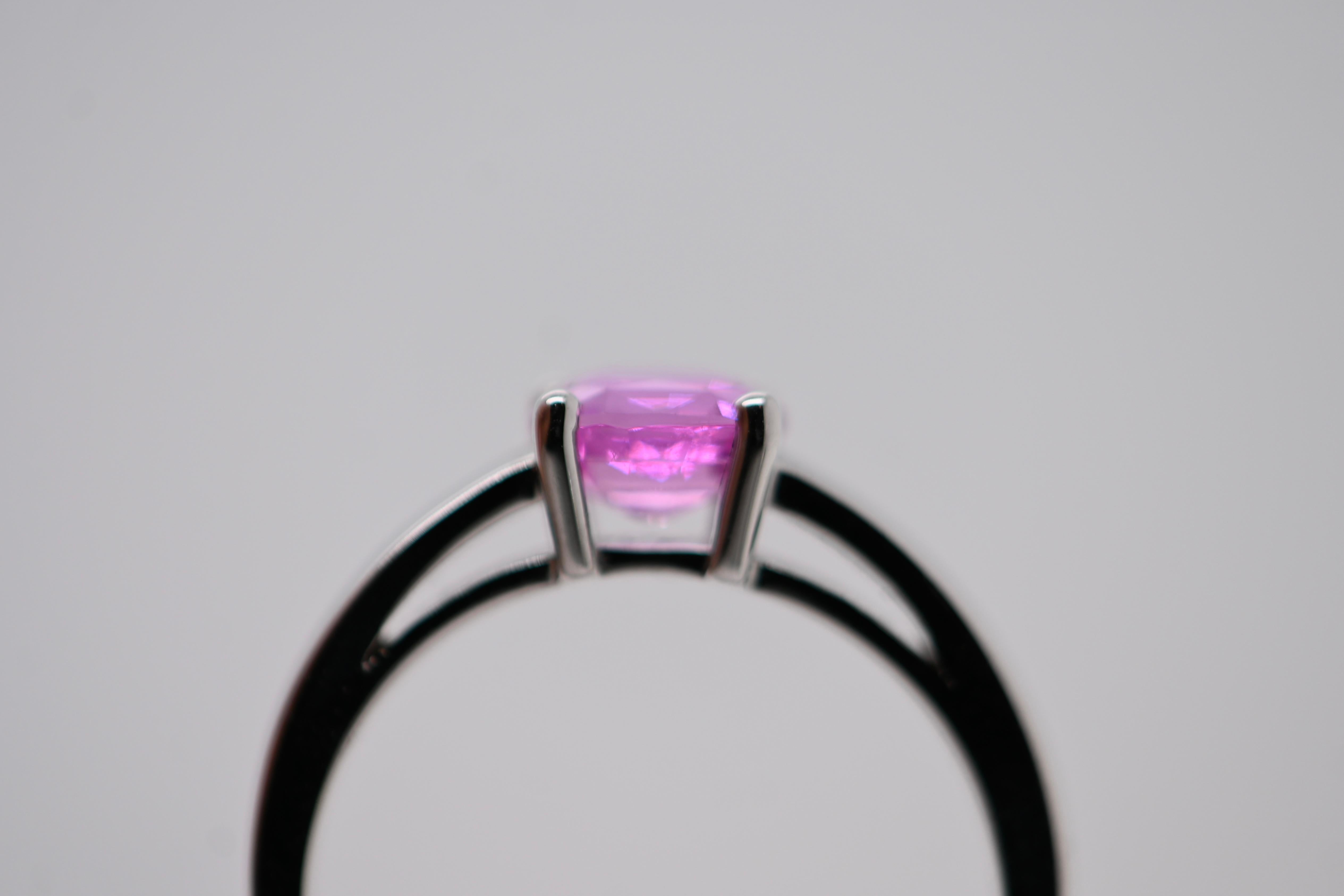Ring aus 18 Karat Weißgold, geschmückt mit einem rosa Saphir im Zustand „Neu“ im Angebot in Vannes, FR