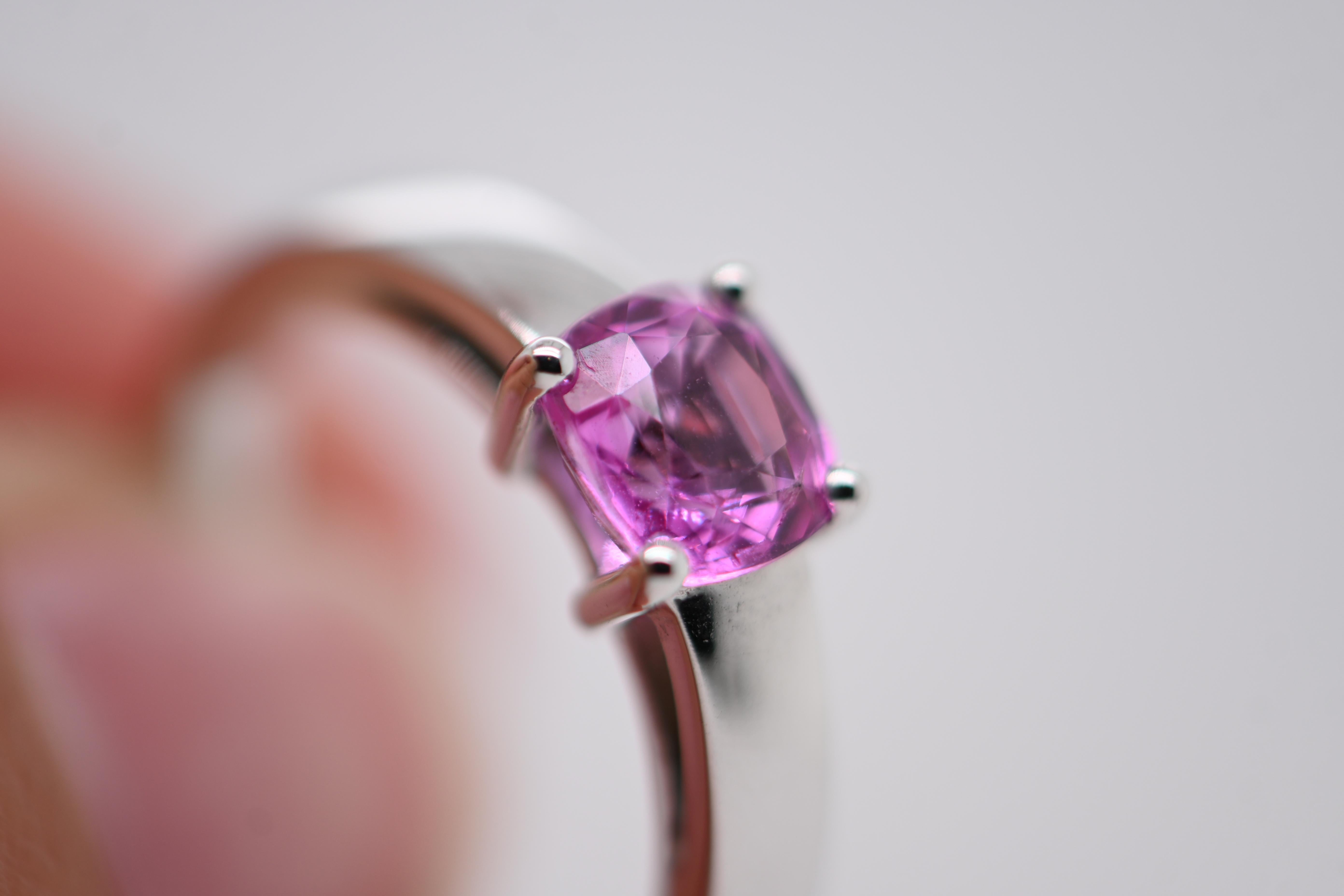Ring aus 18 Karat Weißgold, geschmückt mit einem rosa Saphir für Damen oder Herren im Angebot