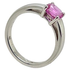 18-Carat White Gold Ring Adorned with a Pink Sapphire