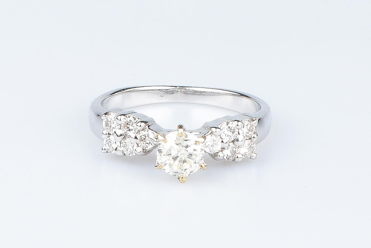 Round Cut 18 carat white gold ring designed with round brillant cut diamonds For Sale