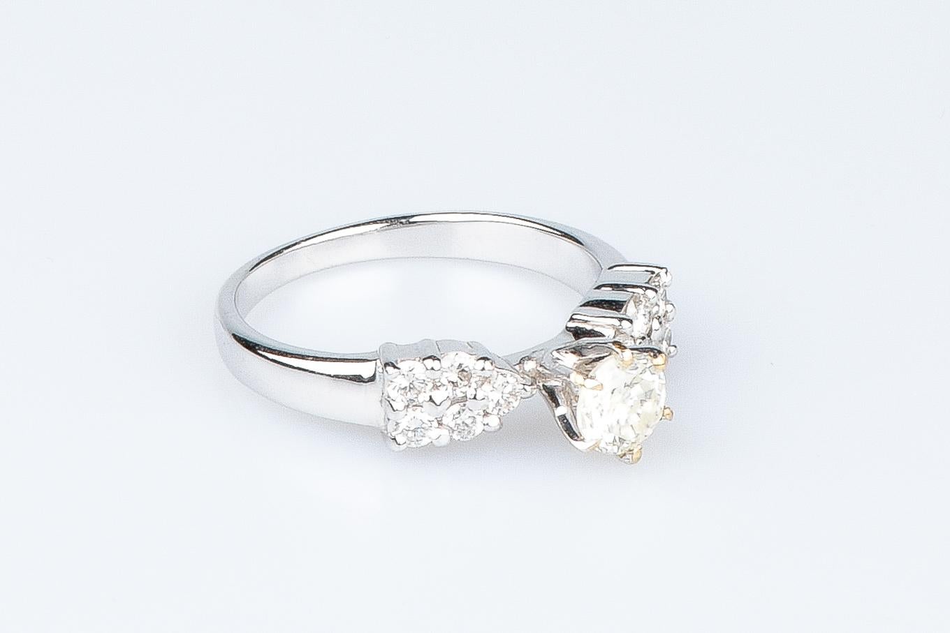 18 carat white gold ring designed with round brillant cut diamonds In New Condition For Sale In Monte-Carlo, MC
