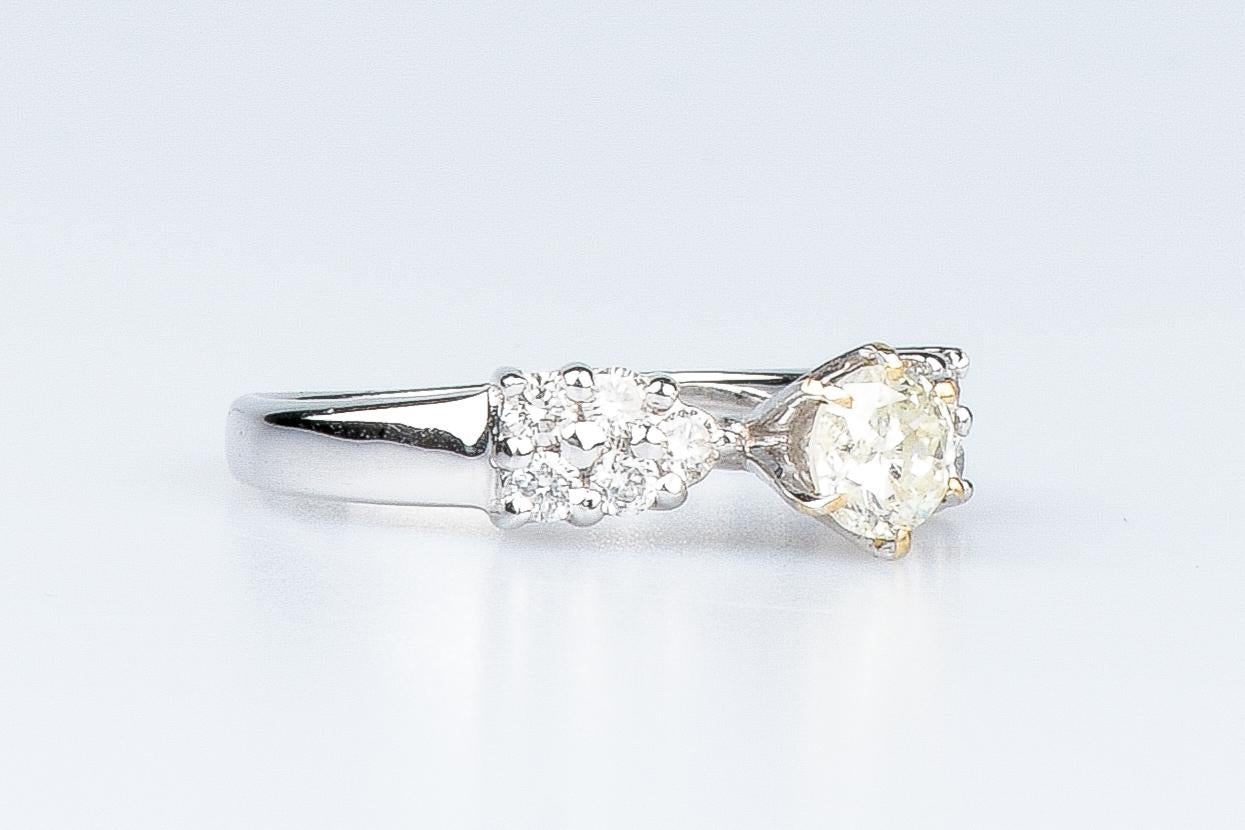 Women's 18 carat white gold ring designed with round brillant cut diamonds For Sale