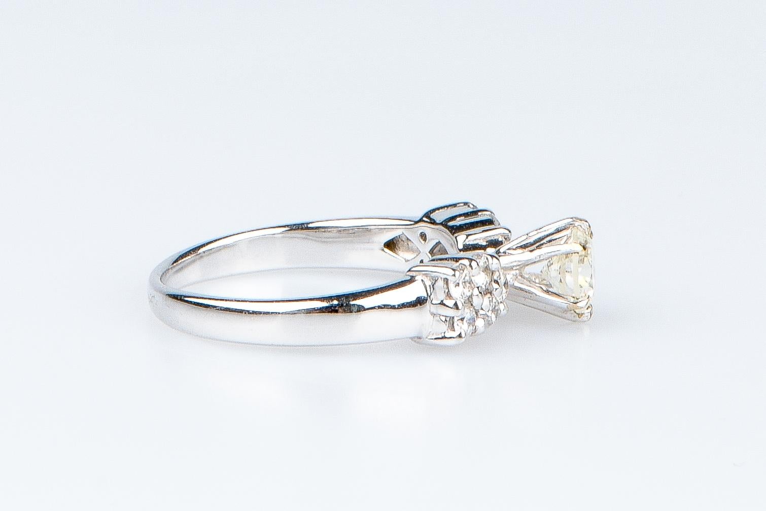 18 carat white gold ring designed with round brillant cut diamonds For Sale 1