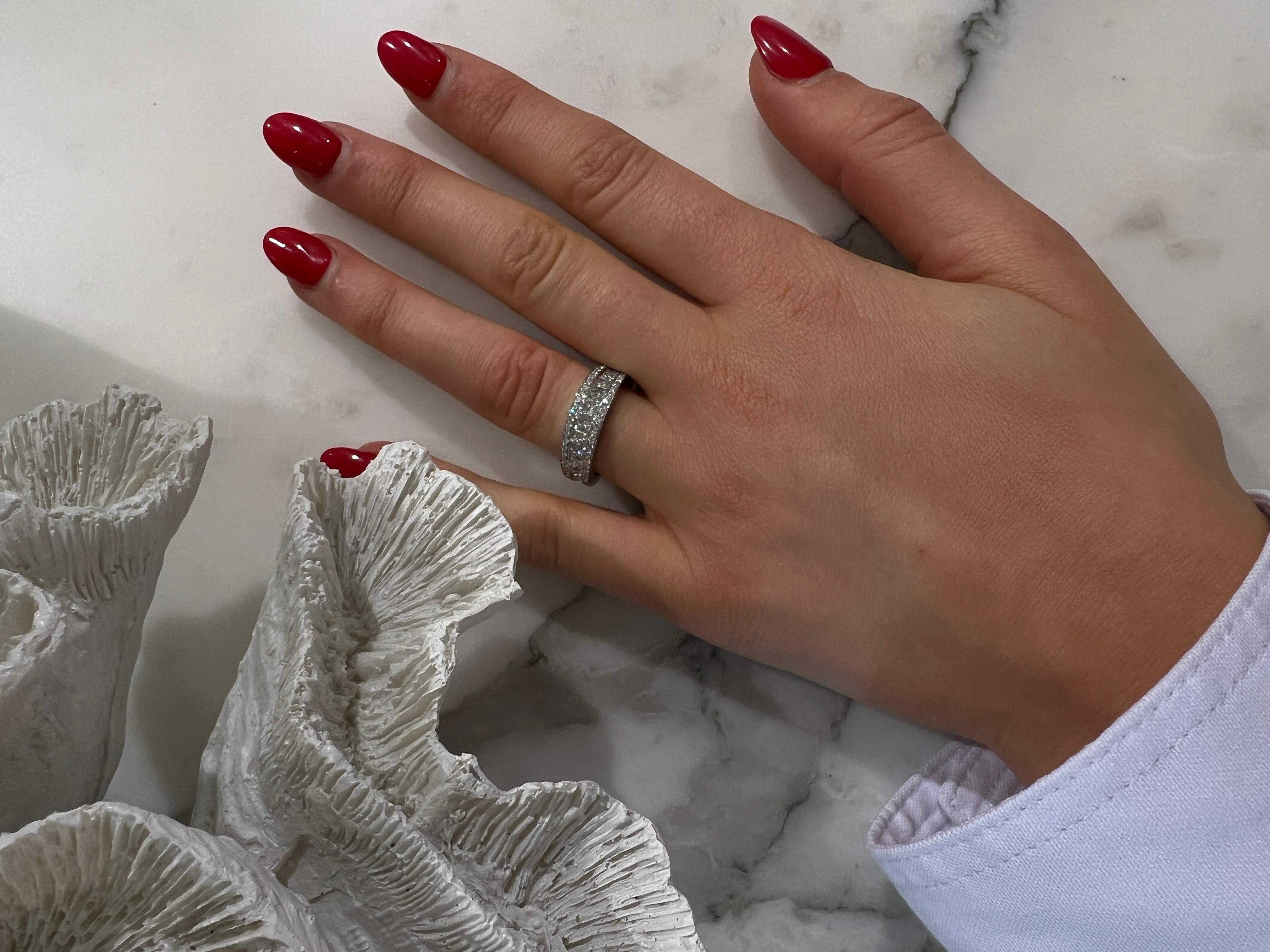 Contemporary 18 Carat White Gold Ring Set with Princess and Brilliant Cut Diamonds For Sale