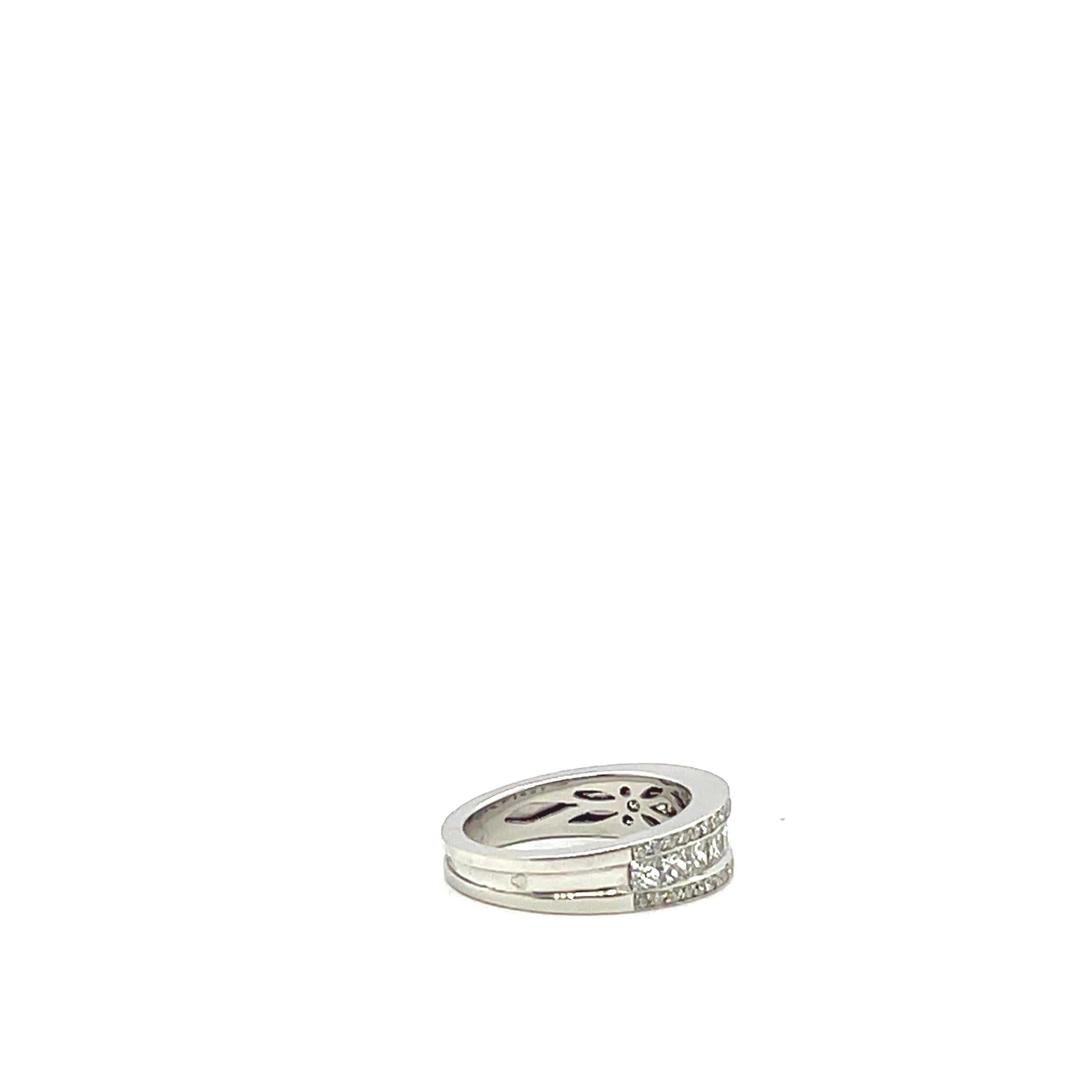 18 Carat White Gold Ring Set with Princess and Brilliant Cut Diamonds In New Condition For Sale In Vannes, FR