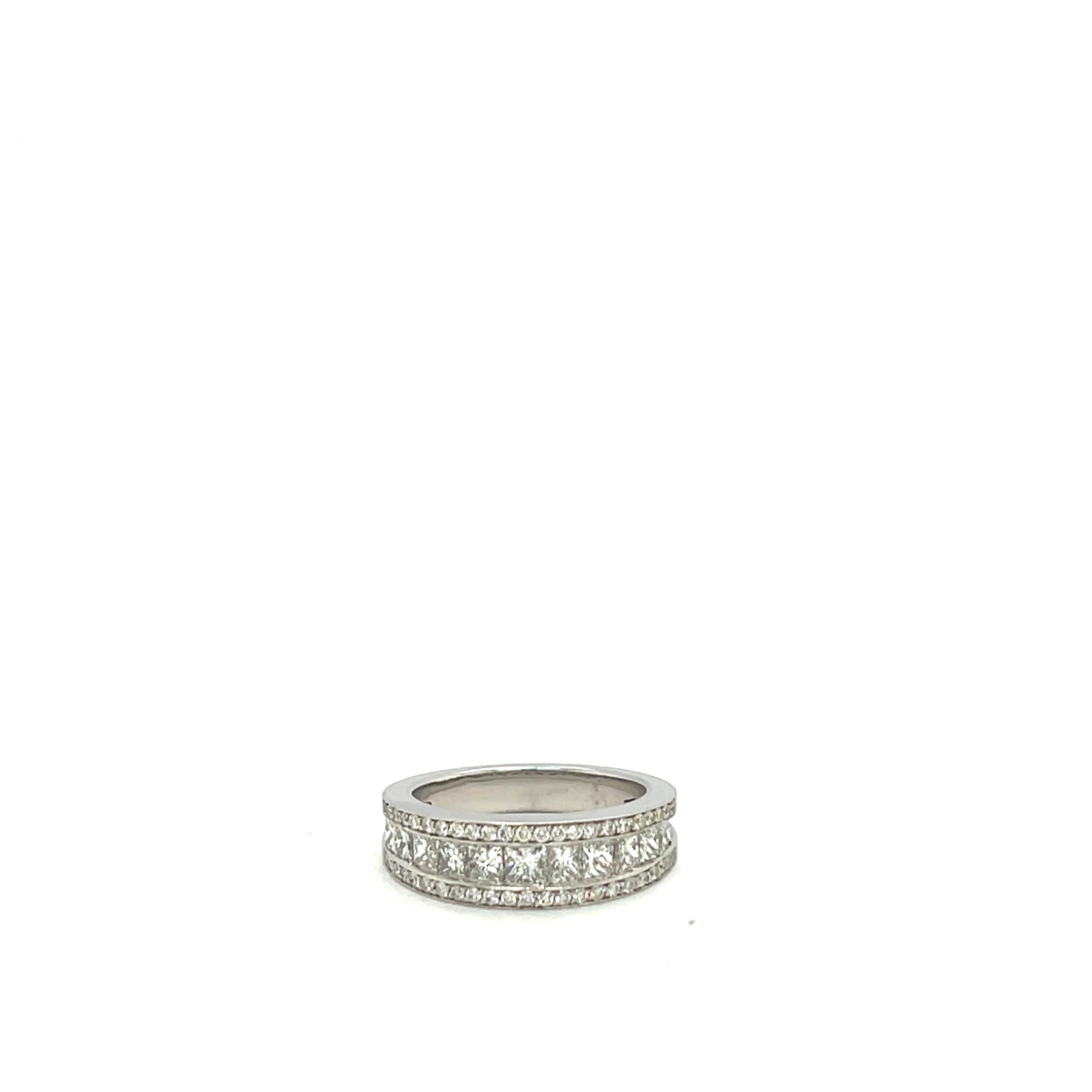 Women's 18 Carat White Gold Ring Set with Princess and Brilliant Cut Diamonds For Sale