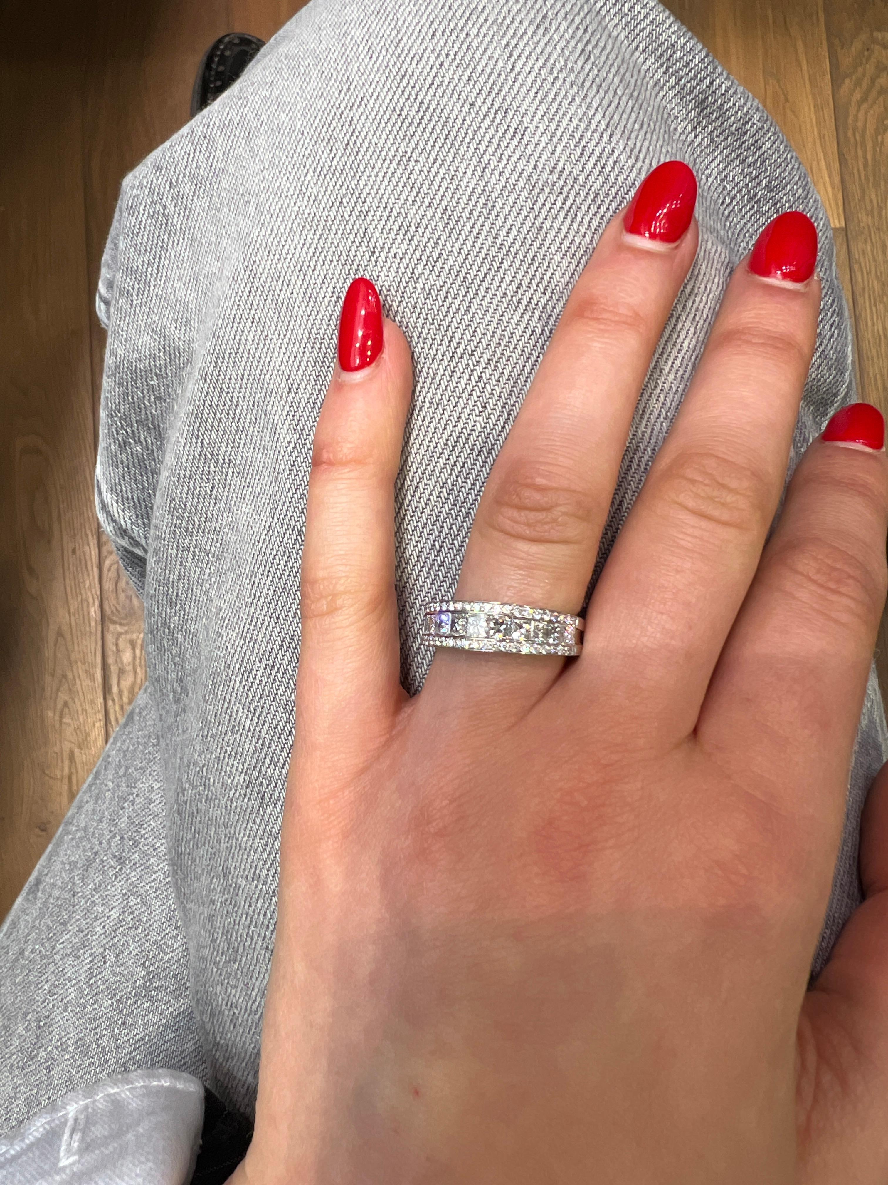 18 Carat White Gold Ring Set with Princess and Brilliant Cut Diamonds For Sale 2