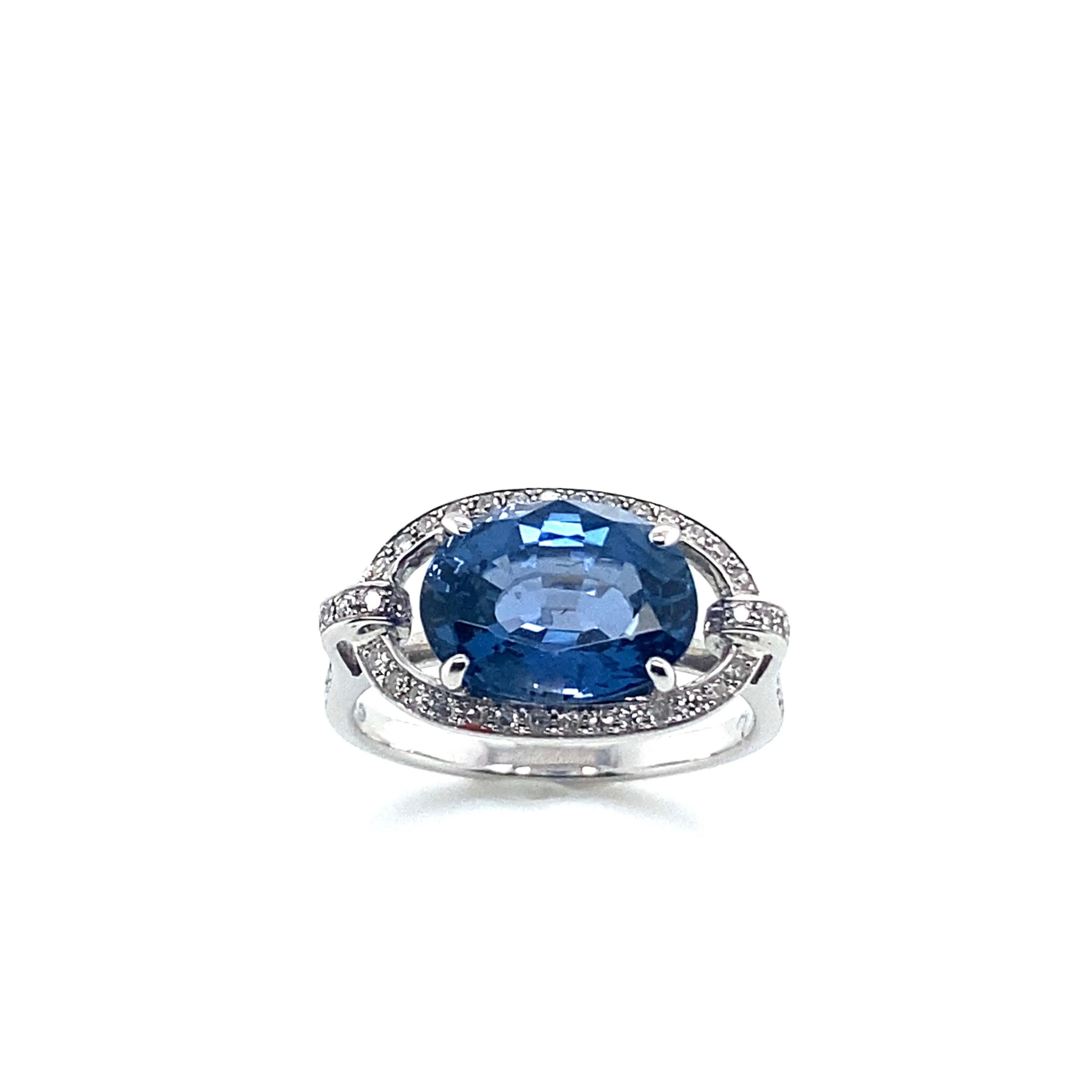 18 Karat White Gold Ring Topped with a Blue Spinel Surrounded by Diamonds.
White Gold Ring topped with a Oval blue spinel which weight 3.1 carats, color Blue.
The ring is surrounded by brillants diamonds which weight 0.20 carats, color G
Weight: