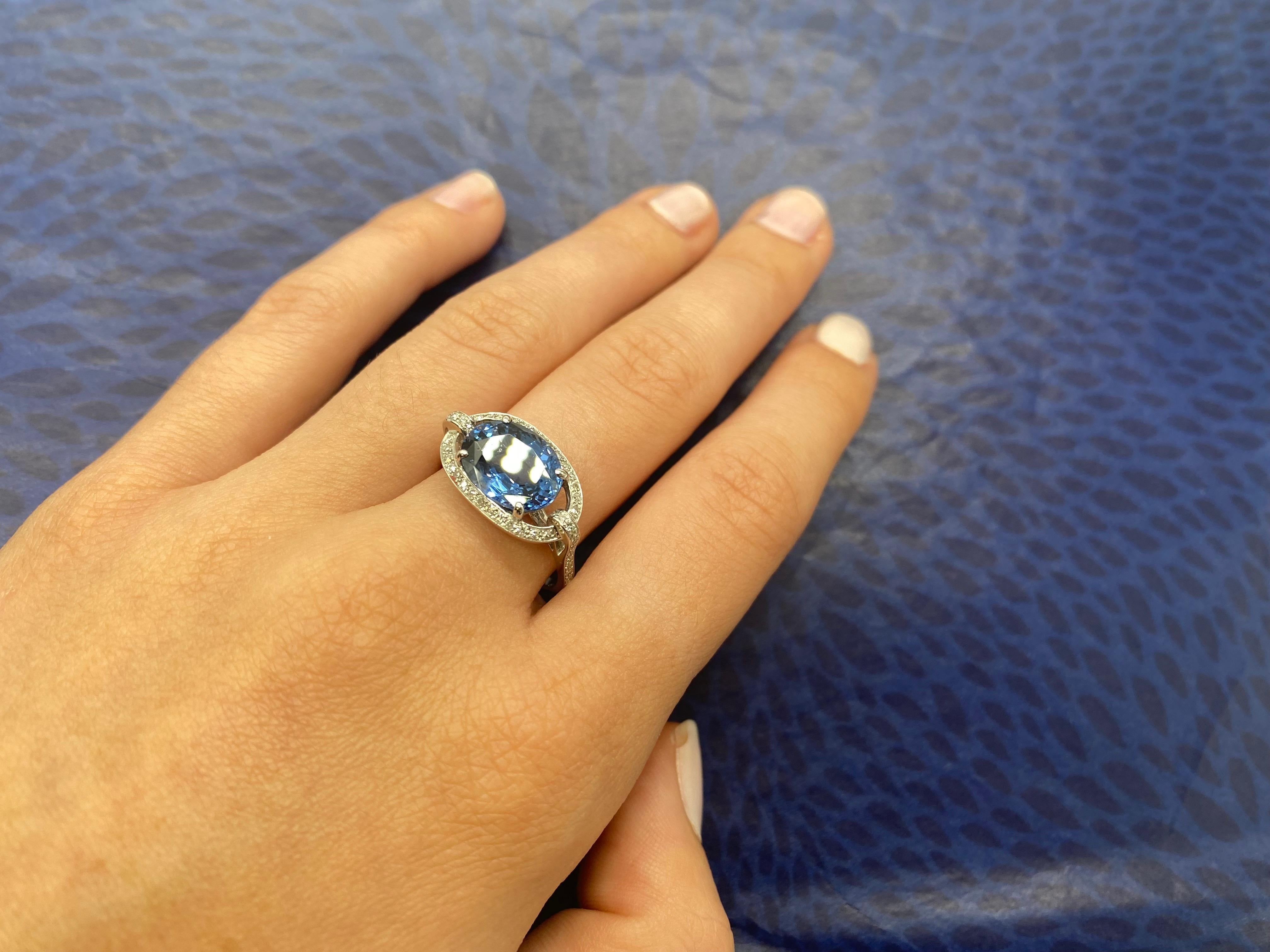 Oval Cut 18 Carat White Gold Ring Topped with a Blue Spinel Surrounded by Diamonds For Sale
