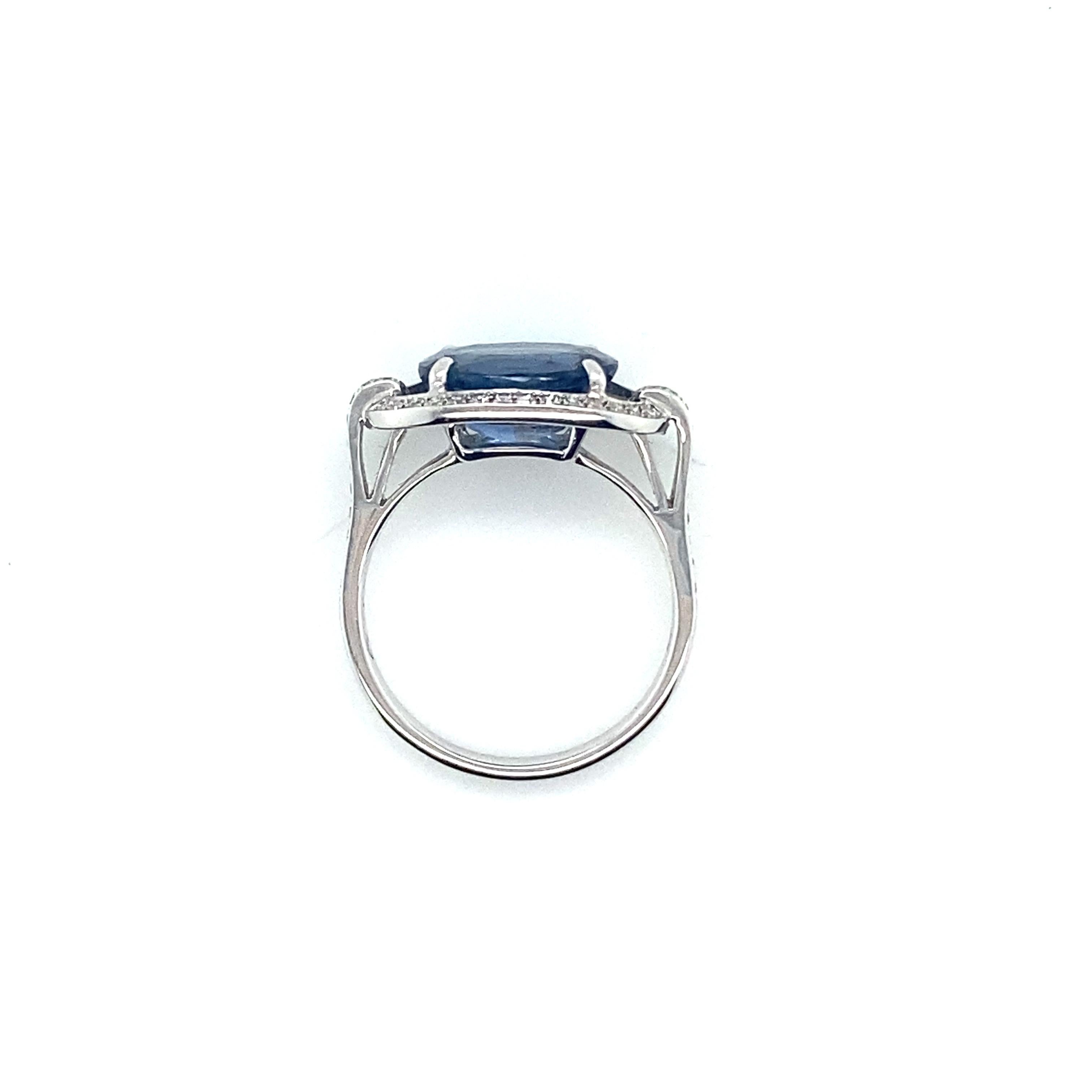 18 Carat White Gold Ring Topped with a Blue Spinel Surrounded by Diamonds In New Condition For Sale In Vannes, FR