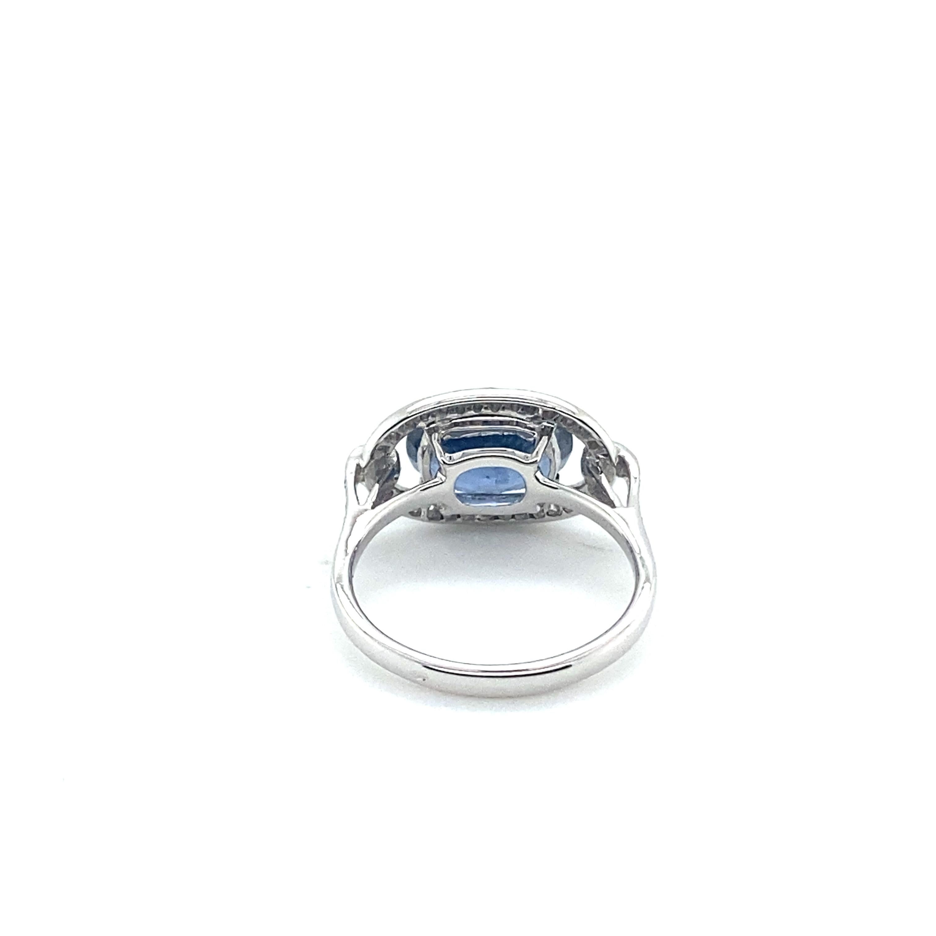 18 Carat White Gold Ring Topped with a Blue Spinel Surrounded by Diamonds For Sale 1