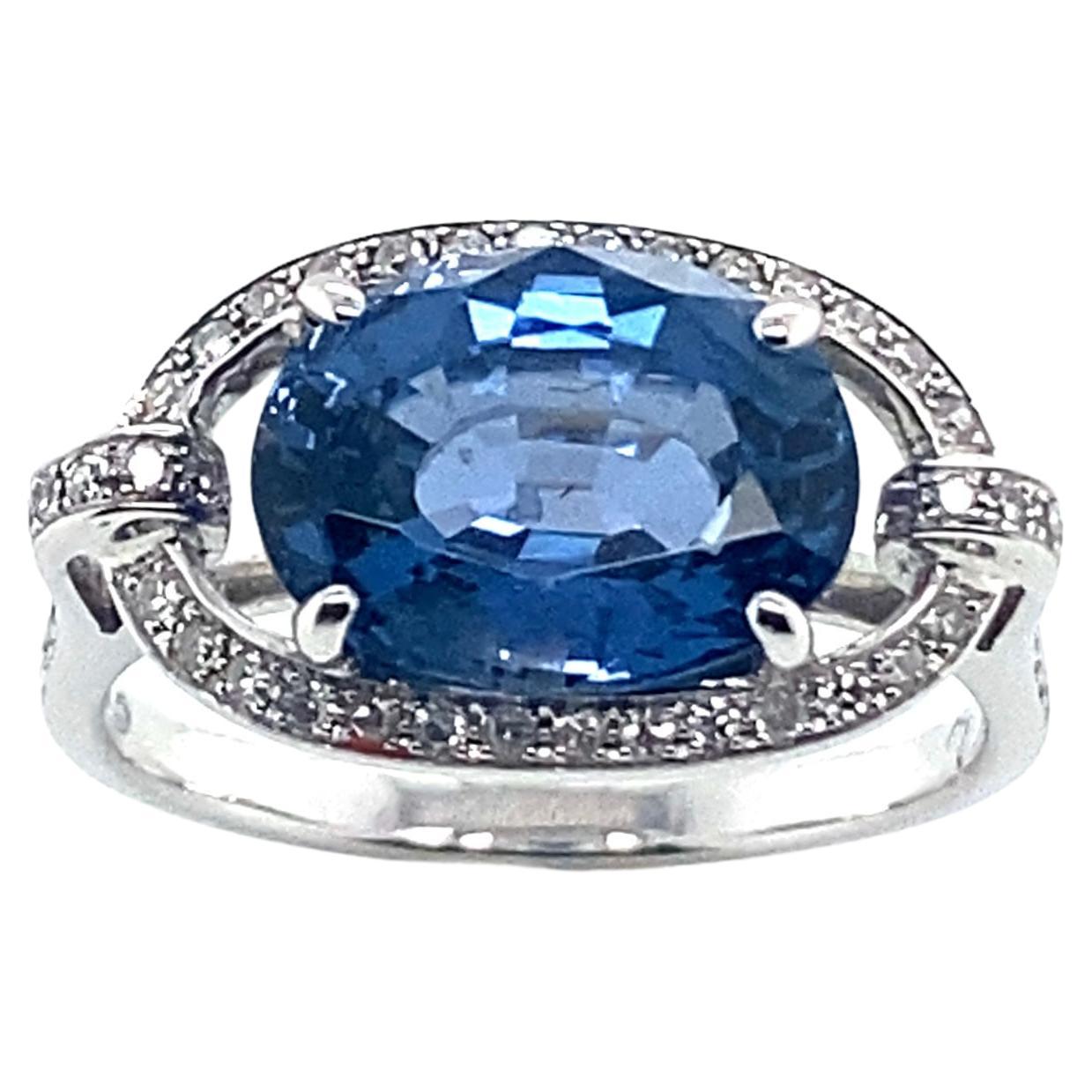 18 Carat White Gold Ring Topped with a Blue Spinel Surrounded by Diamonds For Sale