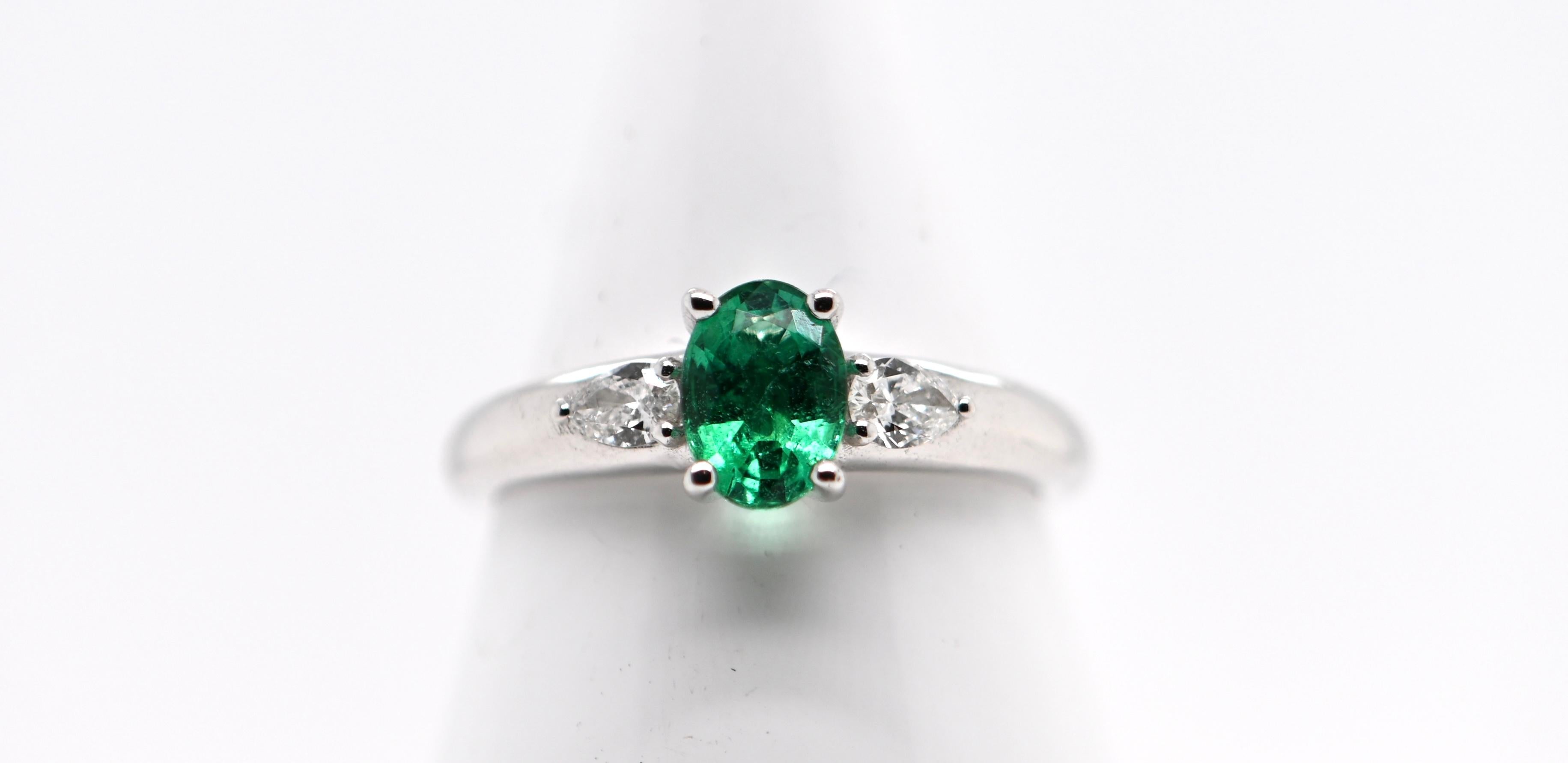 Lasciati conquistare dal fascino della raffinatezza con questo anello in oro bianco 18 carati, che presenta al centro un affascinante smeraldo di 0,81 carati dal taglio ovale. La ricca tonalità verde dello smeraldo è splendidamente completata da due