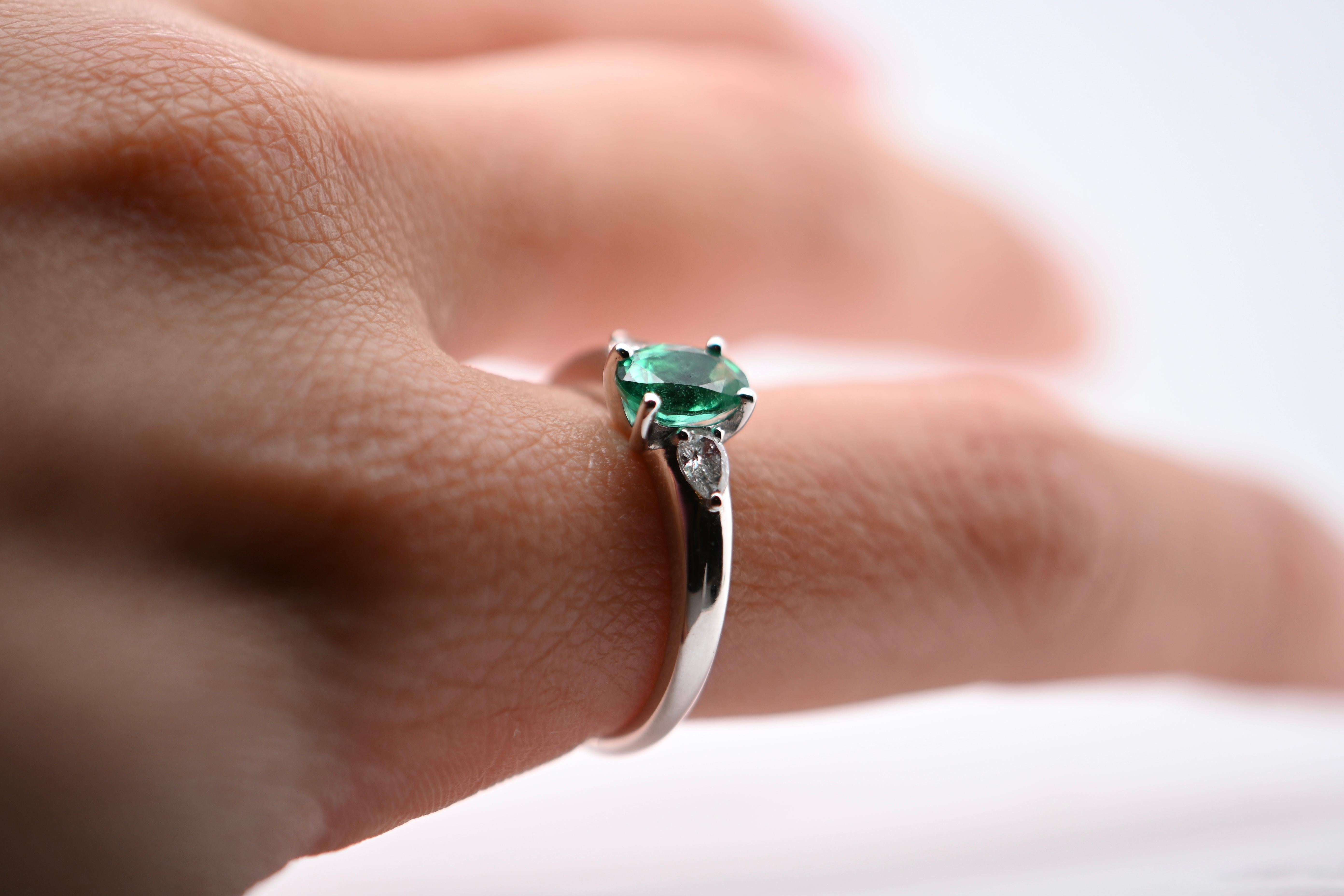 Anello in oro bianco 18 carati con smeraldo da 0,81 carati e diamanti da 0,22 carati In condizioni Nuovo in vendita a Vannes, FR