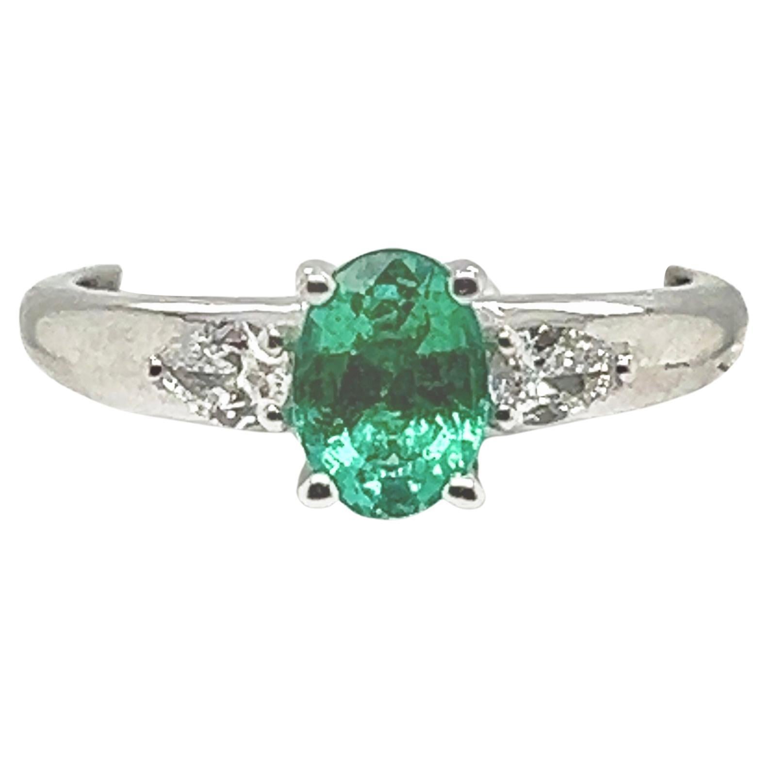 18-Carat White Gold Ring with 0.81 carat Emerald and 0.22 carat Diamonds For Sale