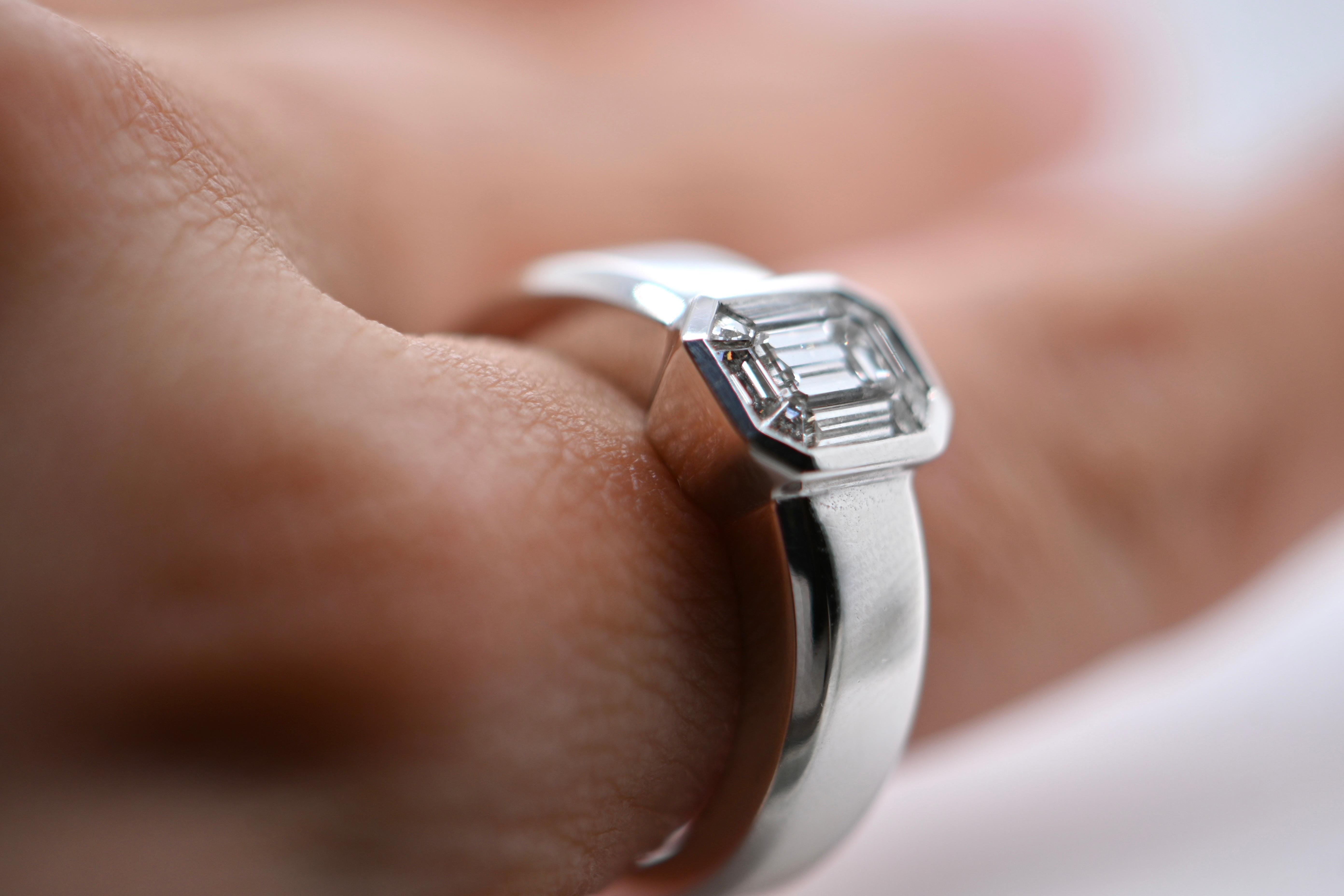 Women's or Men's 18-Carat White Gold Ring with 1 Carat Diamonds For Sale