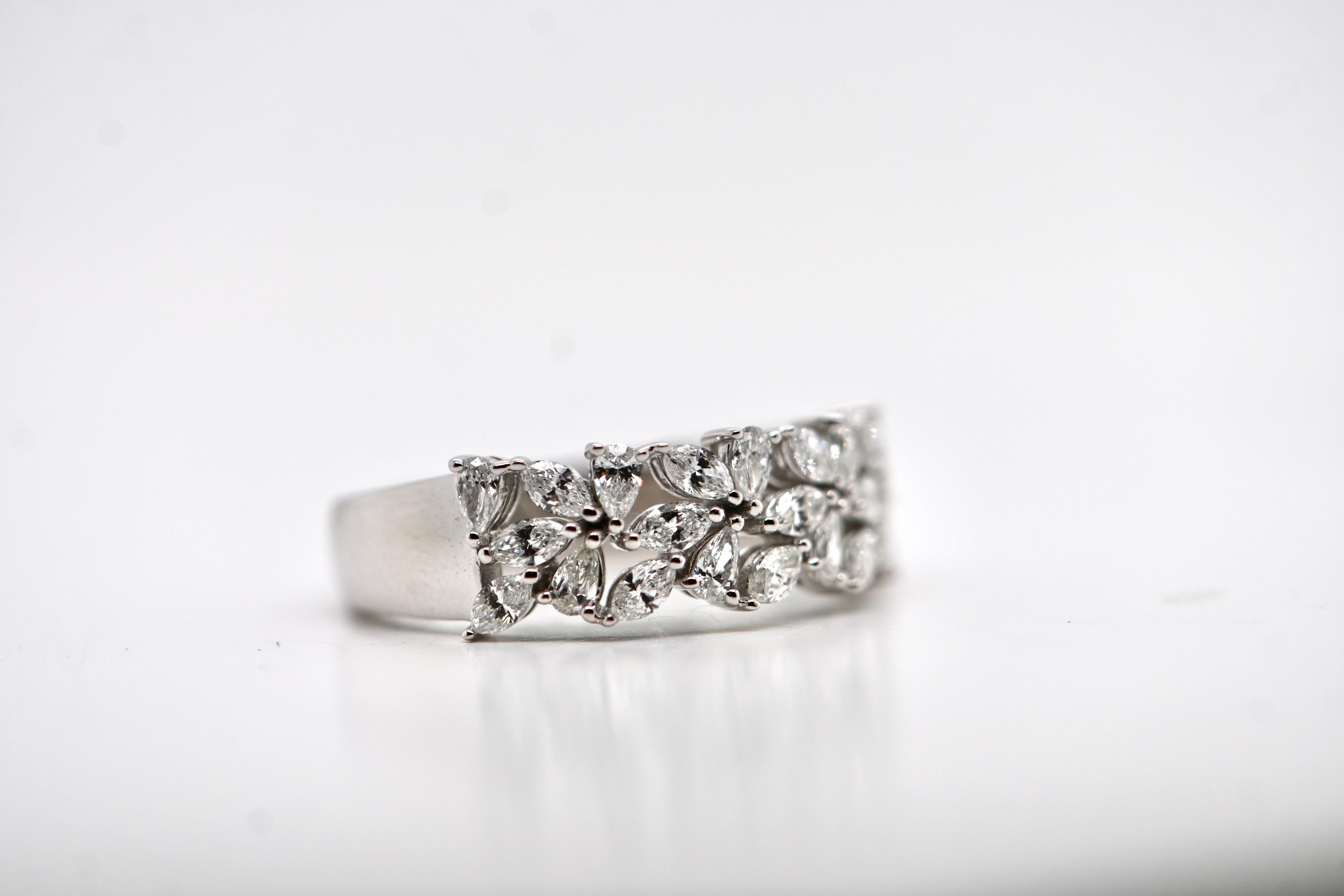 Pear Cut 18-Carat White Gold Ring with 1.010 Carat Diamonds For Sale
