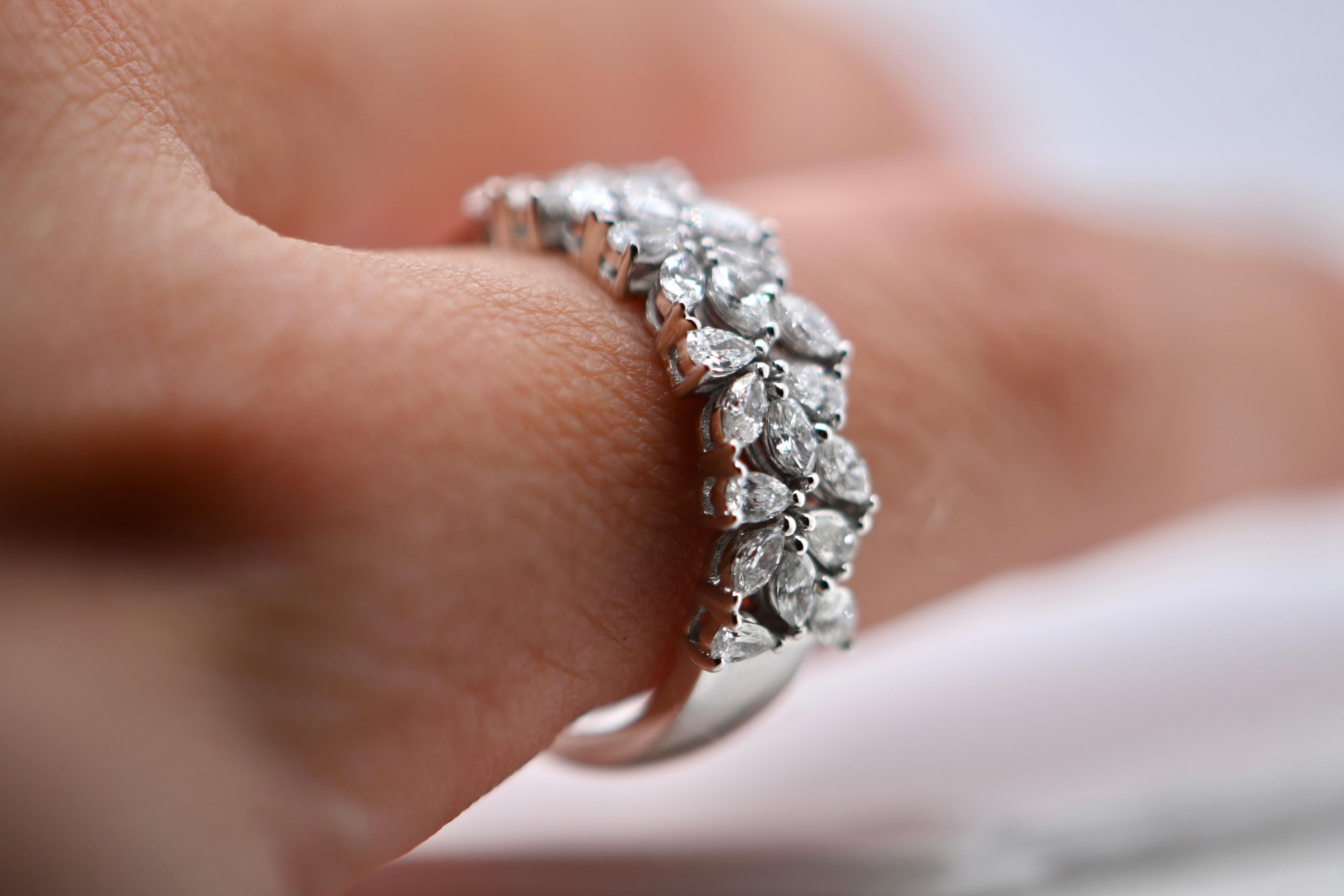 18-Carat White Gold Ring with 1.010 Carat Diamonds For Sale 1
