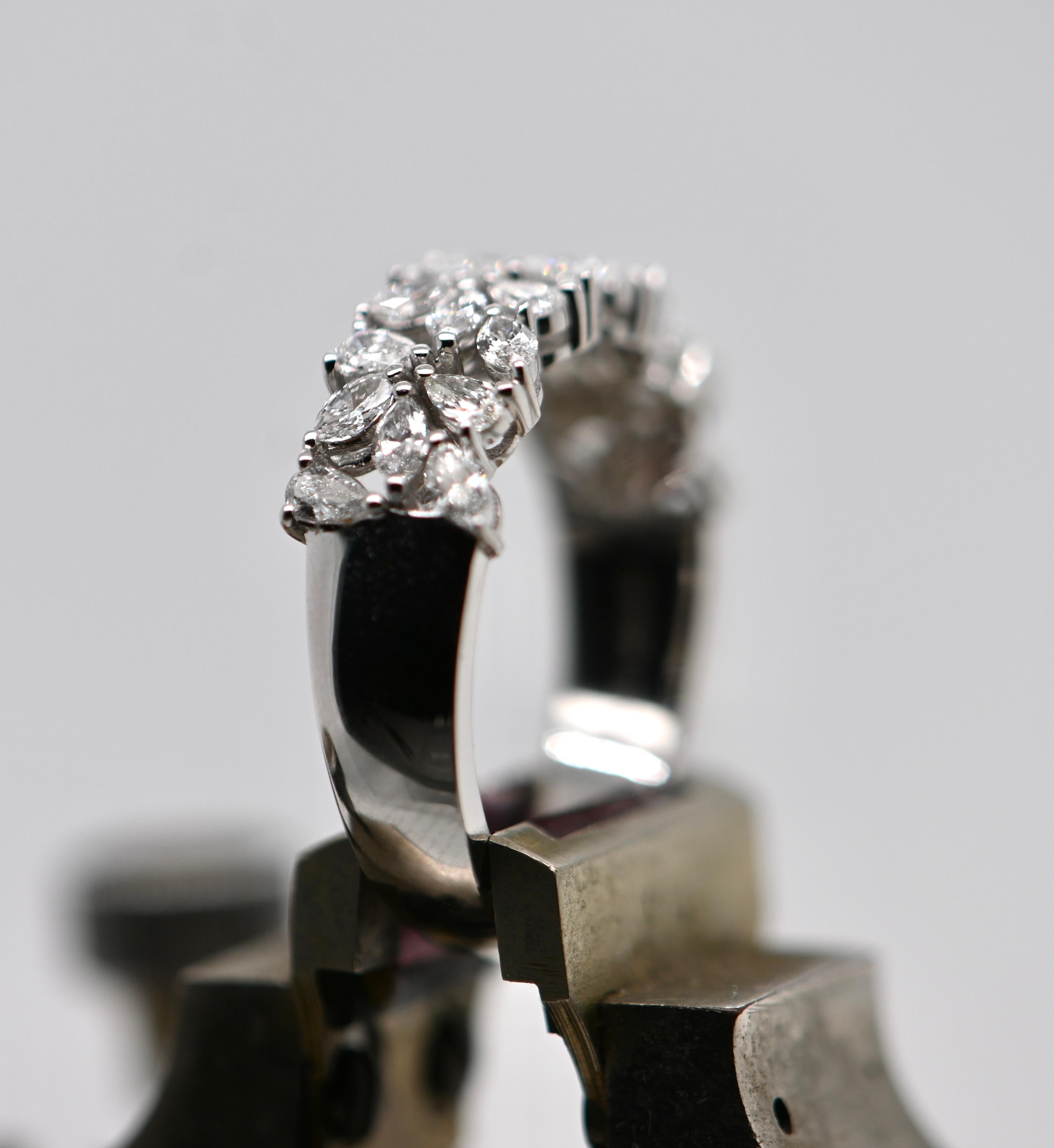 18-Carat White Gold Ring with 1.010 Carat Diamonds For Sale 4