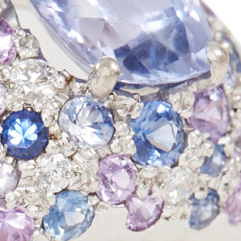 18 Karat Weißgold Ring mit rosa, blauen und violetten Saphiren und Diamanten (Kissenschliff) im Angebot