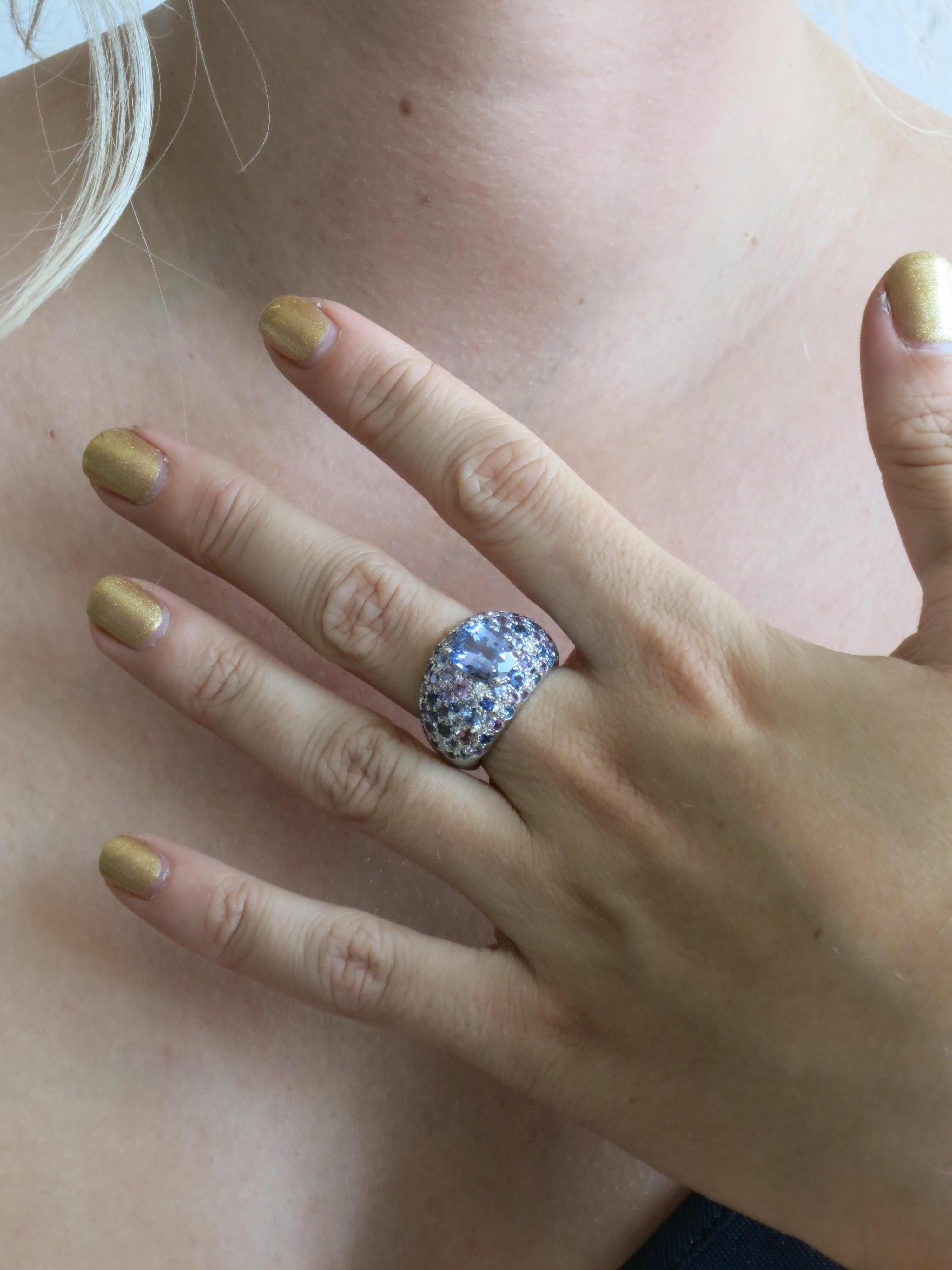 18 Karat Weißgold Ring mit rosa, blauen und violetten Saphiren und Diamanten im Zustand „Neu“ im Angebot in London, GB