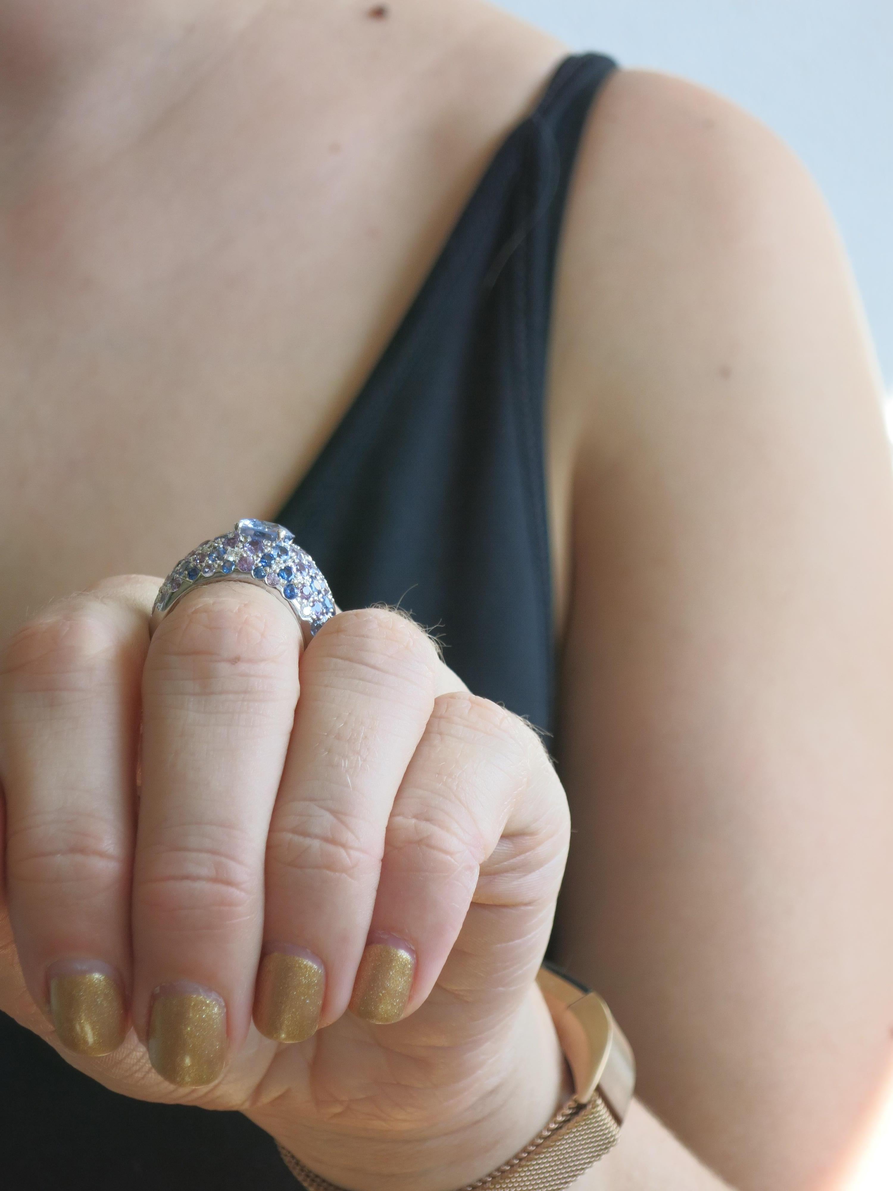 18 Karat Weißgold Ring mit rosa, blauen und violetten Saphiren und Diamanten Damen im Angebot