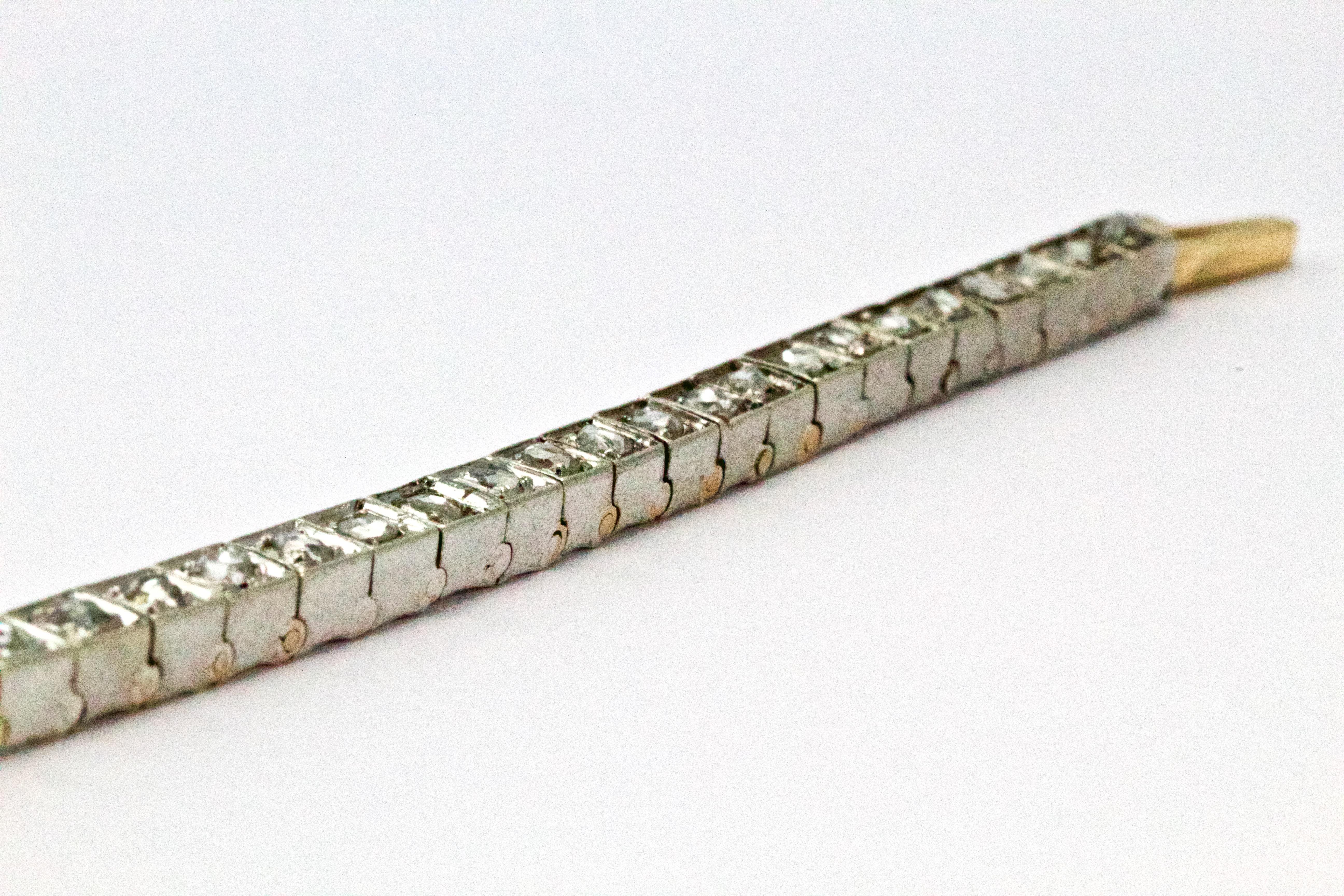 Dieses hochwertige Tennisarmband ist mit 43 Diamanten im Rosenschliff in 18 Karat Weißgold gefasst. Die Diamanten sind alle mit der Farbe H-I und der Reinheit SI1-2 eingestuft und wiegen zusammen etwa 2::15 Karat. Das Armband ist 6::5 cm lang und