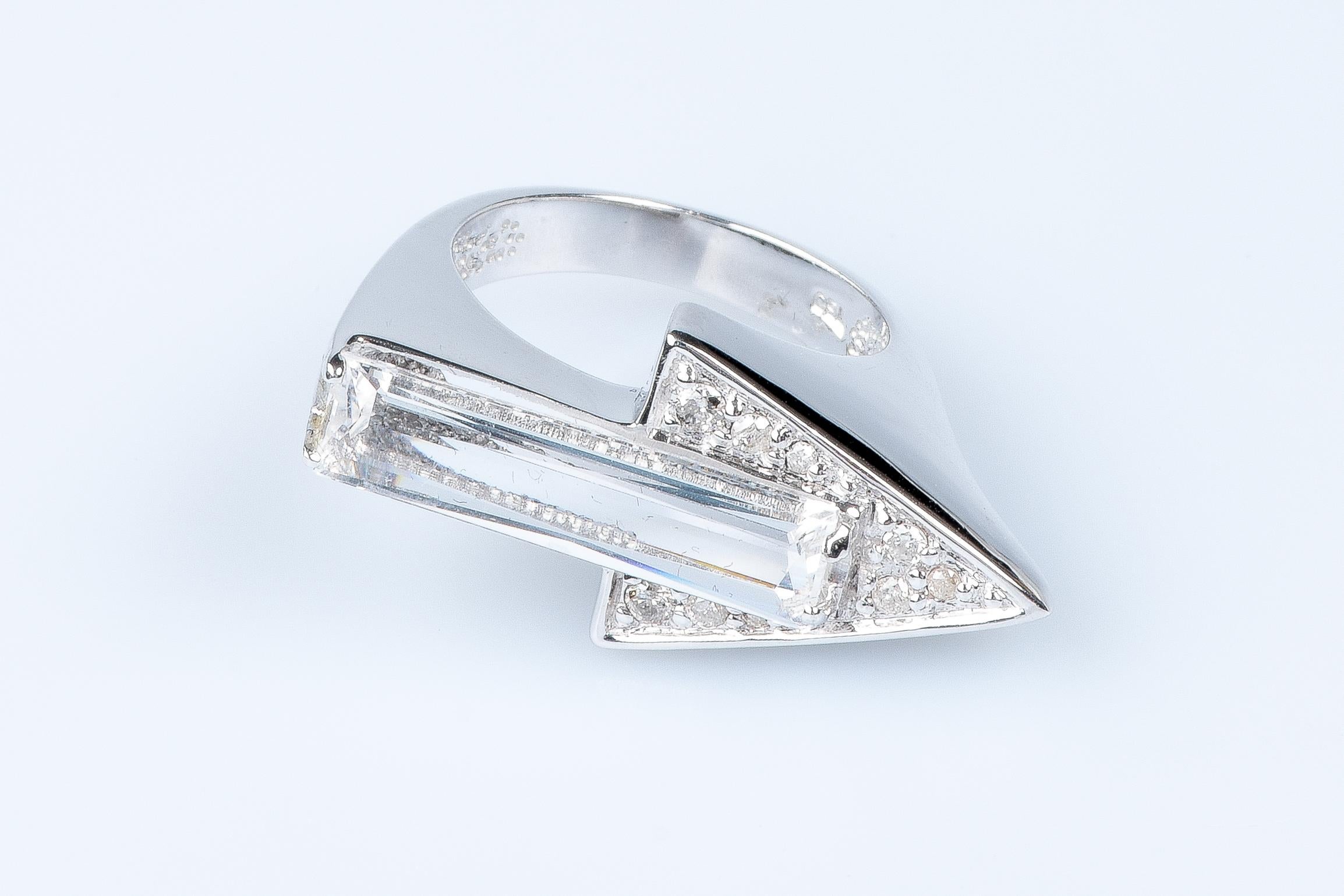 Ring aus 18 Karat Weißgold mit runden Diamanten im Brillantschliff und weißem Kristall im Angebot 5