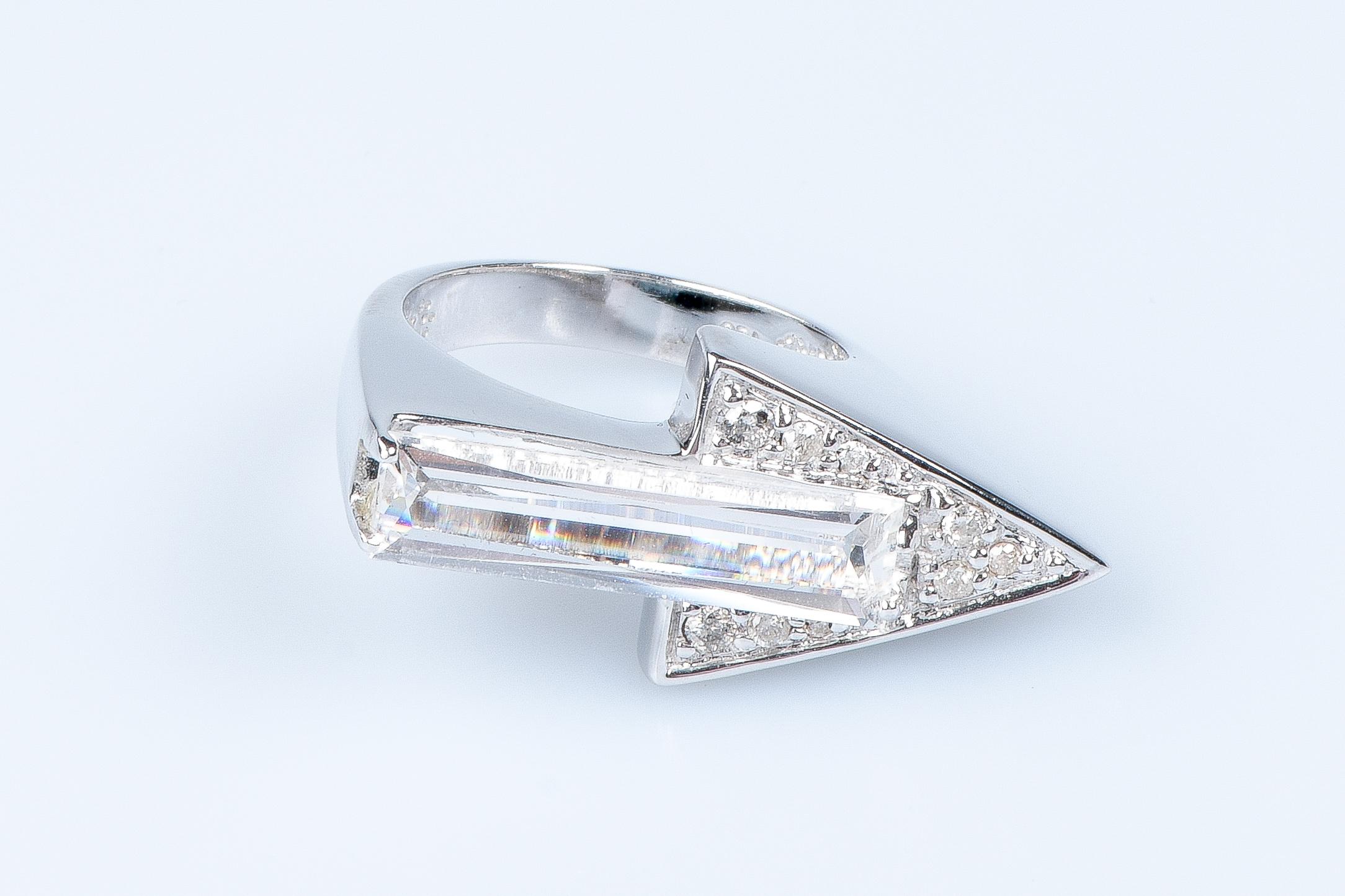 Taille ronde Bague en or blanc 18 carats, diamants ronds brillants et cristal blanc en vente