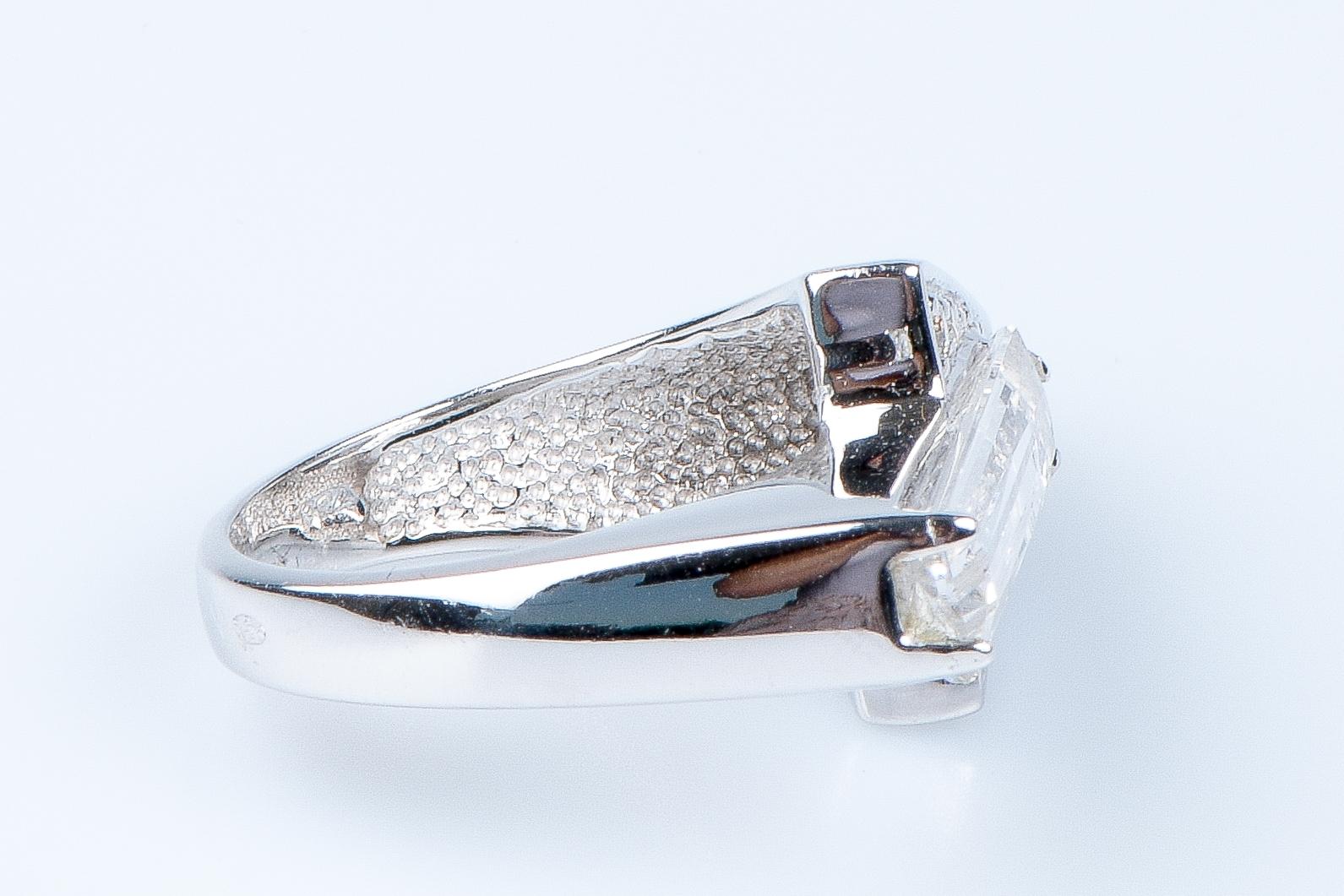 Ring aus 18 Karat Weißgold mit runden Diamanten im Brillantschliff und weißem Kristall im Angebot 1
