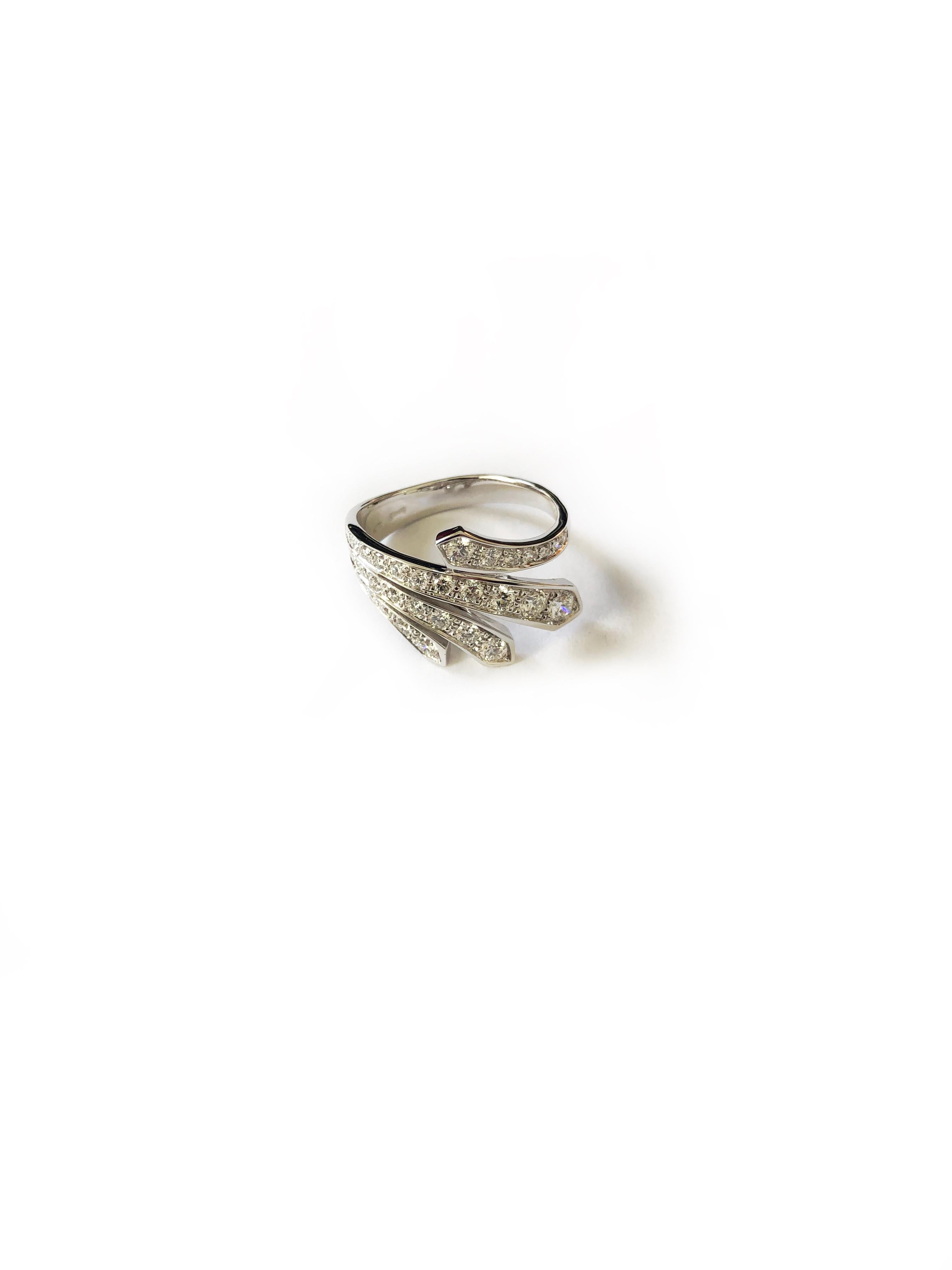 Contemporary 18 Carat White Gold Round Brilliant Cut Diamond Ring For Sale