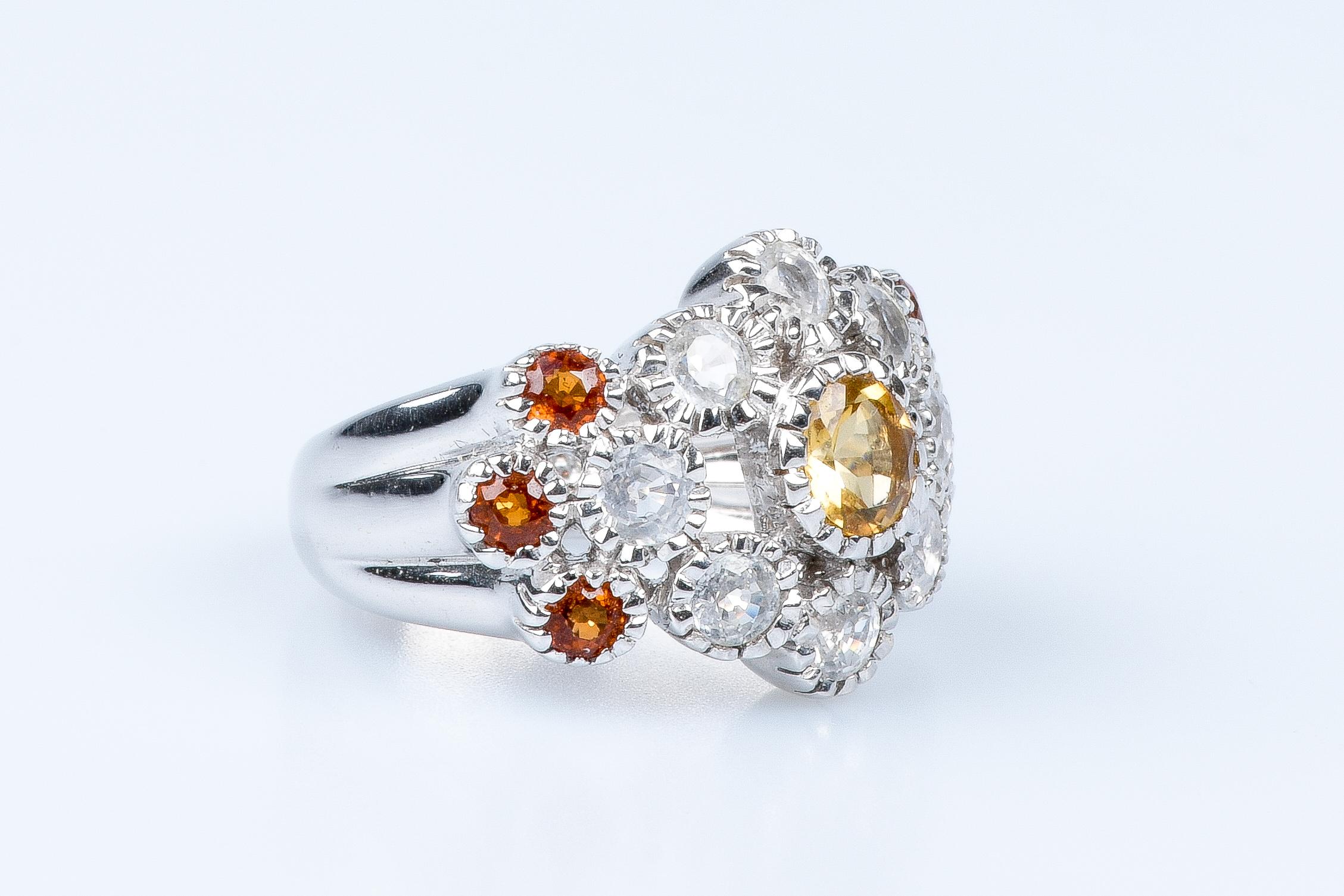 18 carat white gold round citrine, white sapphires and topazes ring  In Excellent Condition For Sale In Monte-Carlo, MC