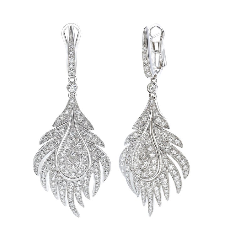 18 Carat White Gold Round Cut Diamond Dangle Earrings For Sale at 1stDibs